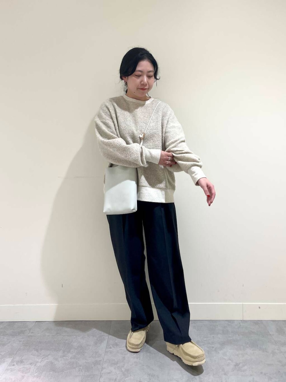 グレー系のその他パンツ、ベージュ系のTシャツ/カットソー、ホワイト系のその他雑貨を着用したレディースの冬コーディネートの1枚目の写真
