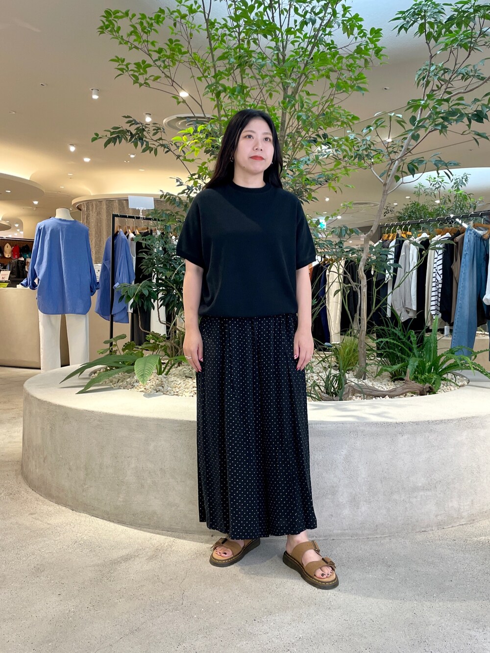 ブラック系のTシャツ/カットソー、ブラック系のその他パンツを着用したレディースの夏コーディネートの1枚目の写真