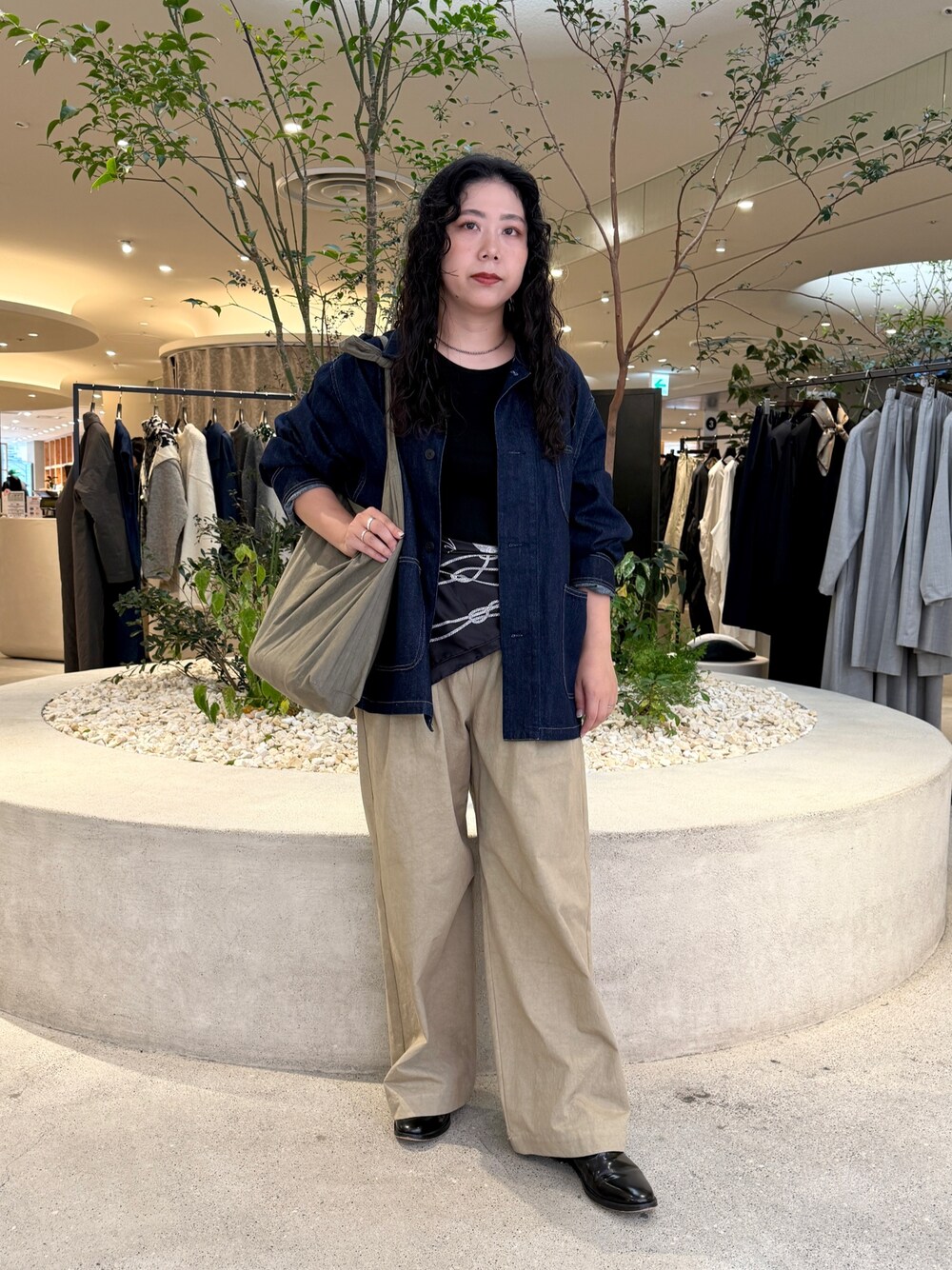 グレー系のショルダーバッグ、ベージュ系のその他パンツ、ブルー系のカバーオールを着用したレディースの秋コーディネートの1枚目の写真