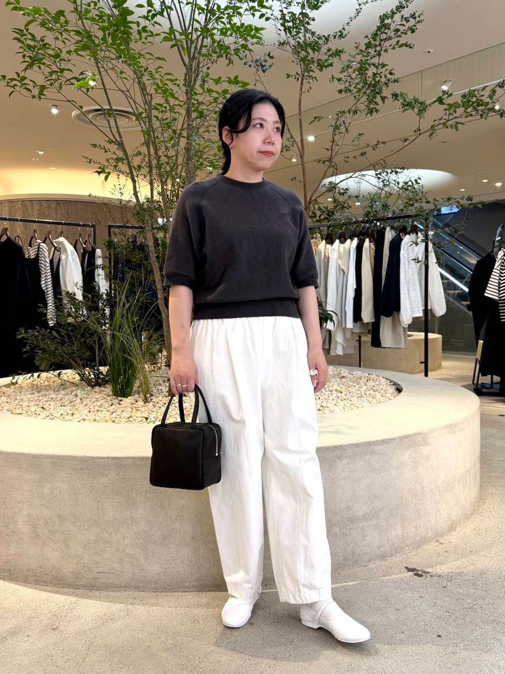 「かぐれ、newarrival、休日スタイル、旅行コーデ、春カラーコーデ、骨格ストレート、イエベ秋、ストレート×イエベ秋、スタッフのこれ買いました、ストレート×カジュアル、大人カジュアル、リラックススタイル、モノトーン」｜「かぐれのコットンクロップドパンツ（その他パンツ、ホワイト系）」を使った、sakaiさん（レディース・160cm）の春コーディネートの1枚目の写真