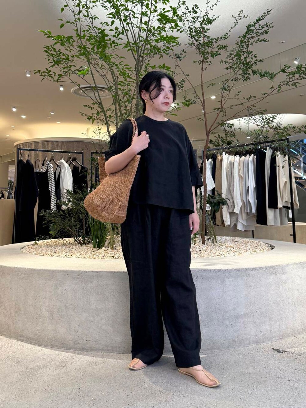 「かぐれ、雨の日コーデ、newarrival、休日スタイル、旅行コーデ、骨格ストレート、イエベ秋、ストレート×イエベ秋、即戦力ブラウスコーデ、スタッフのこれ買いました、ストレート×カジュアル、シンプルスタイル、オトナカジュアル、かごバッグ、ブラック」｜「かぐれのリネンイージーパンツ（その他パンツ、ブラック系）」を使った、sakaiさん（レディース・160cm）の春コーディネートの1枚目の写真