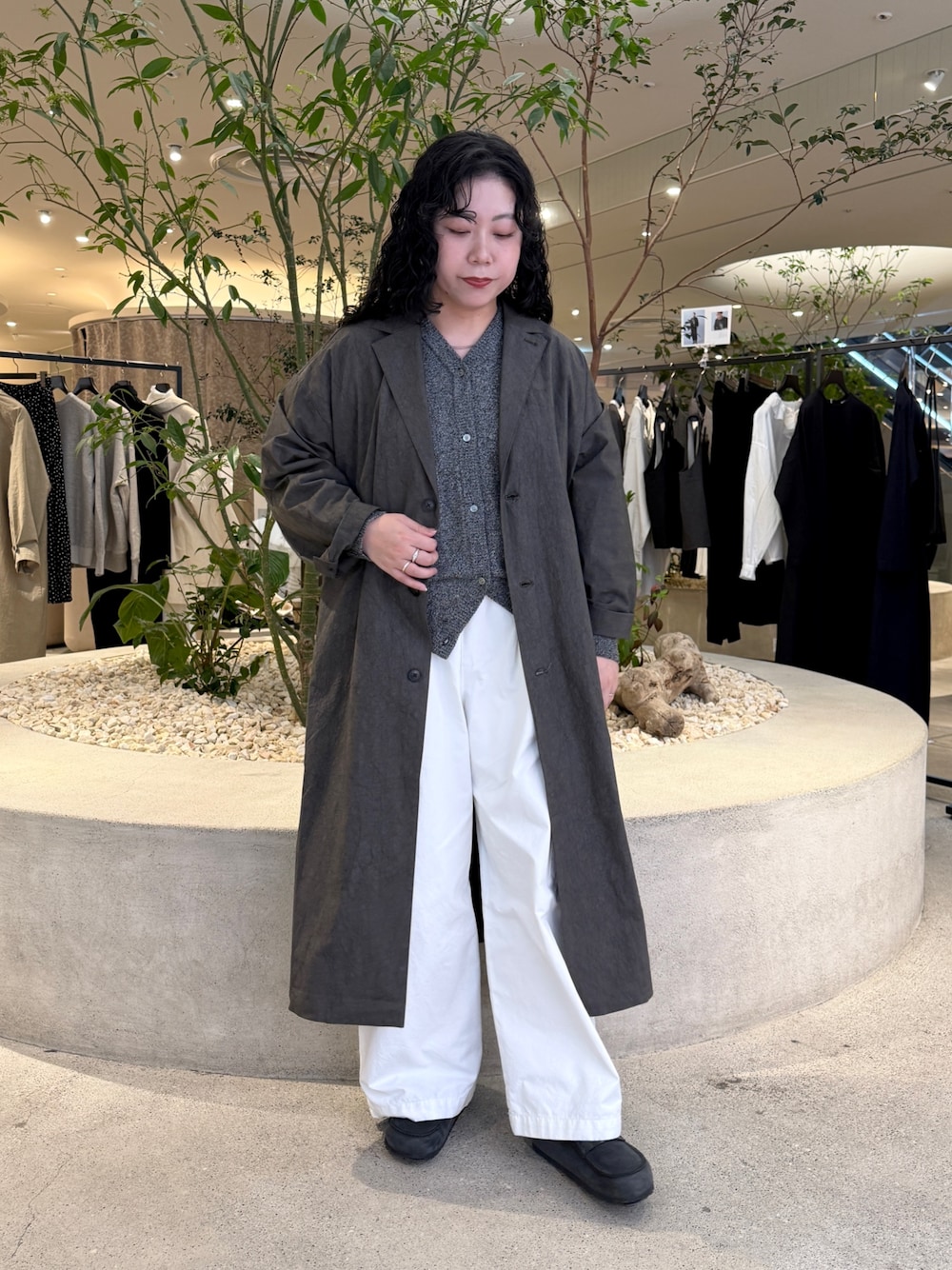 グレー系のニット/セーター、グレー系のその他アウター、ホワイト系のその他パンツを着用したレディースの冬コーディネートの1枚目の写真