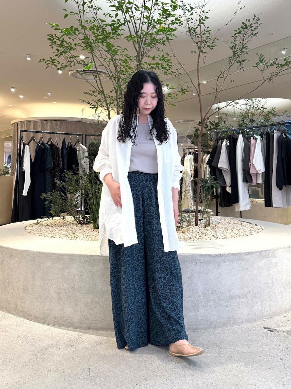 ホワイト系のシャツ/ブラウス、ブルー系のその他パンツを着用したレディースの春コーディネートの1枚目の写真