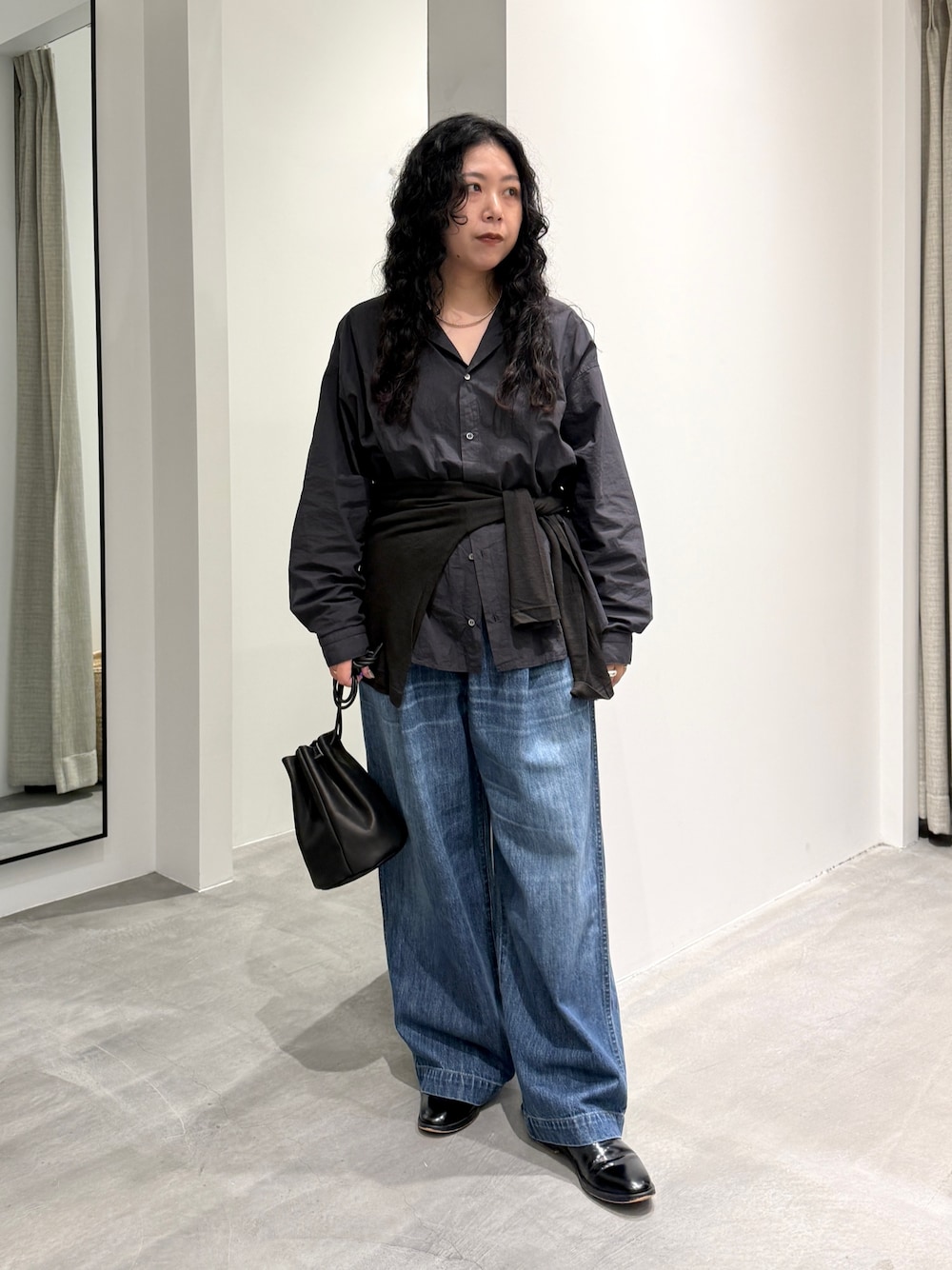 ブルー系のデニムパンツ、ブラウン系のシャツ/ブラウスを着用したレディースの秋コーディネートの1枚目の写真