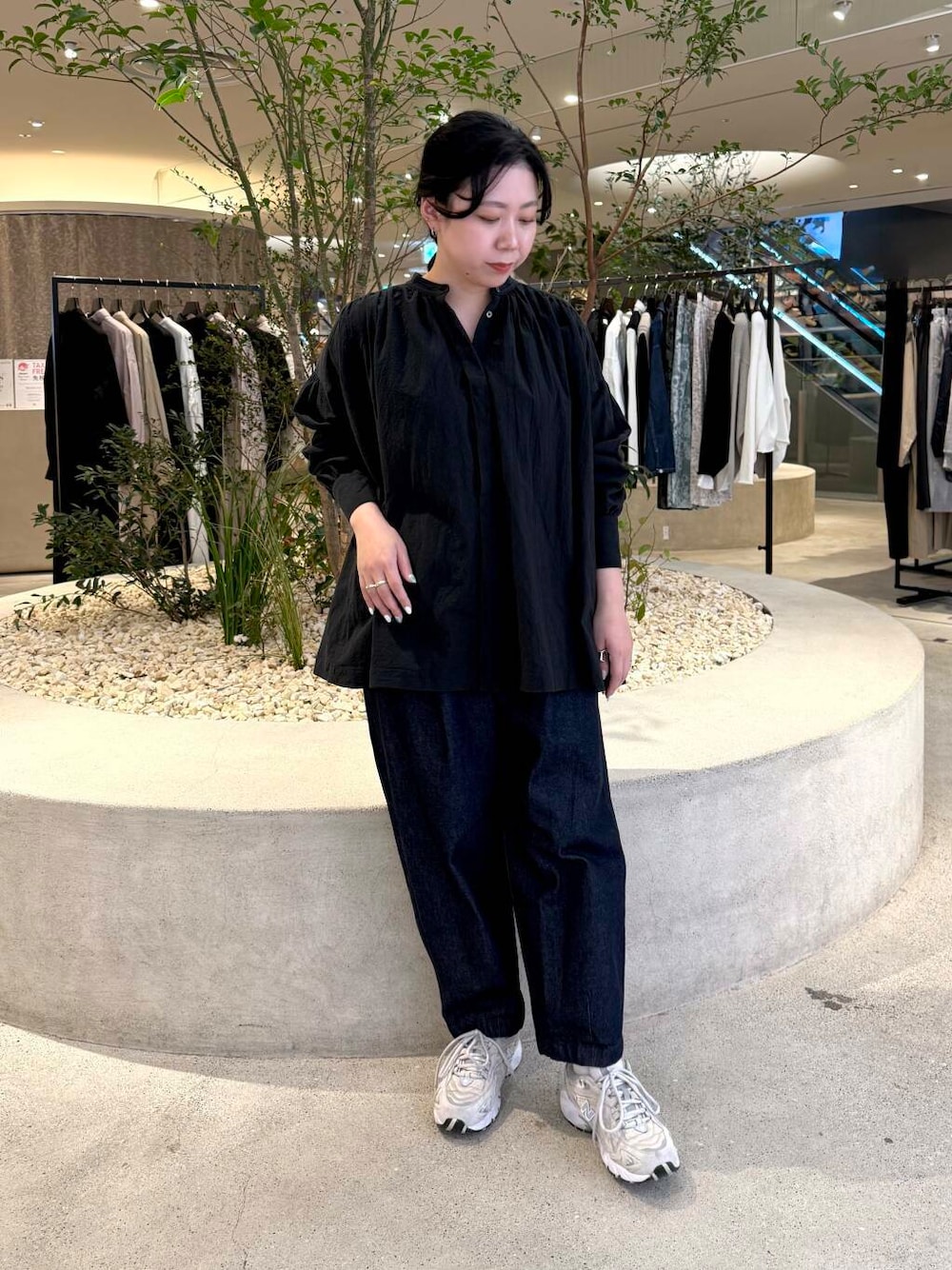 「かぐれ、newarrival、骨格ストレート、イエベ秋、ストレート×イエベ秋、ストレート×カジュアル、ブラウスが主役の春コーデ、ブラック、デニム、デニムパンツ、ブラウス、ナチュラル、パンツスタイル、スニーカー」｜「かぐれのデニムクロップドパンツ（デニムパンツ、ブルー系）」を使った、sakaiさん（レディース・160cm）の春コーディネートの1枚目の写真
