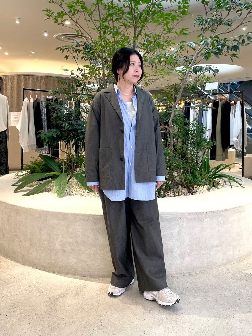 ブルー系のシャツ/ブラウス、ベージュ系のタンクトップ、グレー系のその他アウターを着用したレディースの秋コーディネートの1枚目の写真