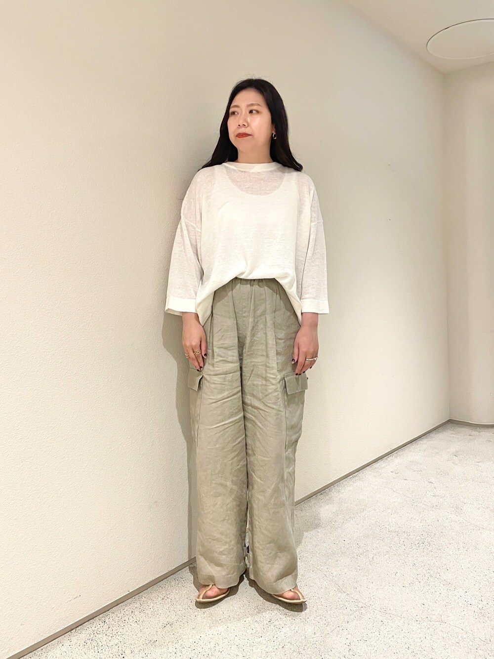 ホワイト系のニット/セーター、ベージュ系のその他パンツを着用したレディースの夏コーディネートの1枚目の写真