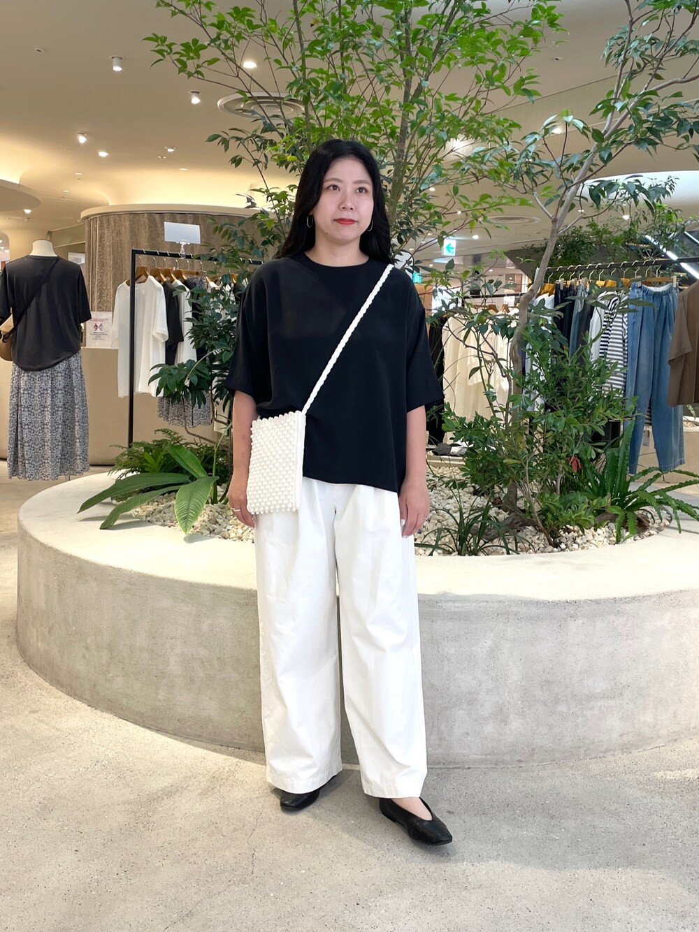 ブラック系のTシャツ/カットソー、ホワイト系のバッグ、ホワイト系のその他パンツを着用したレディースの夏コーディネートの1枚目の写真