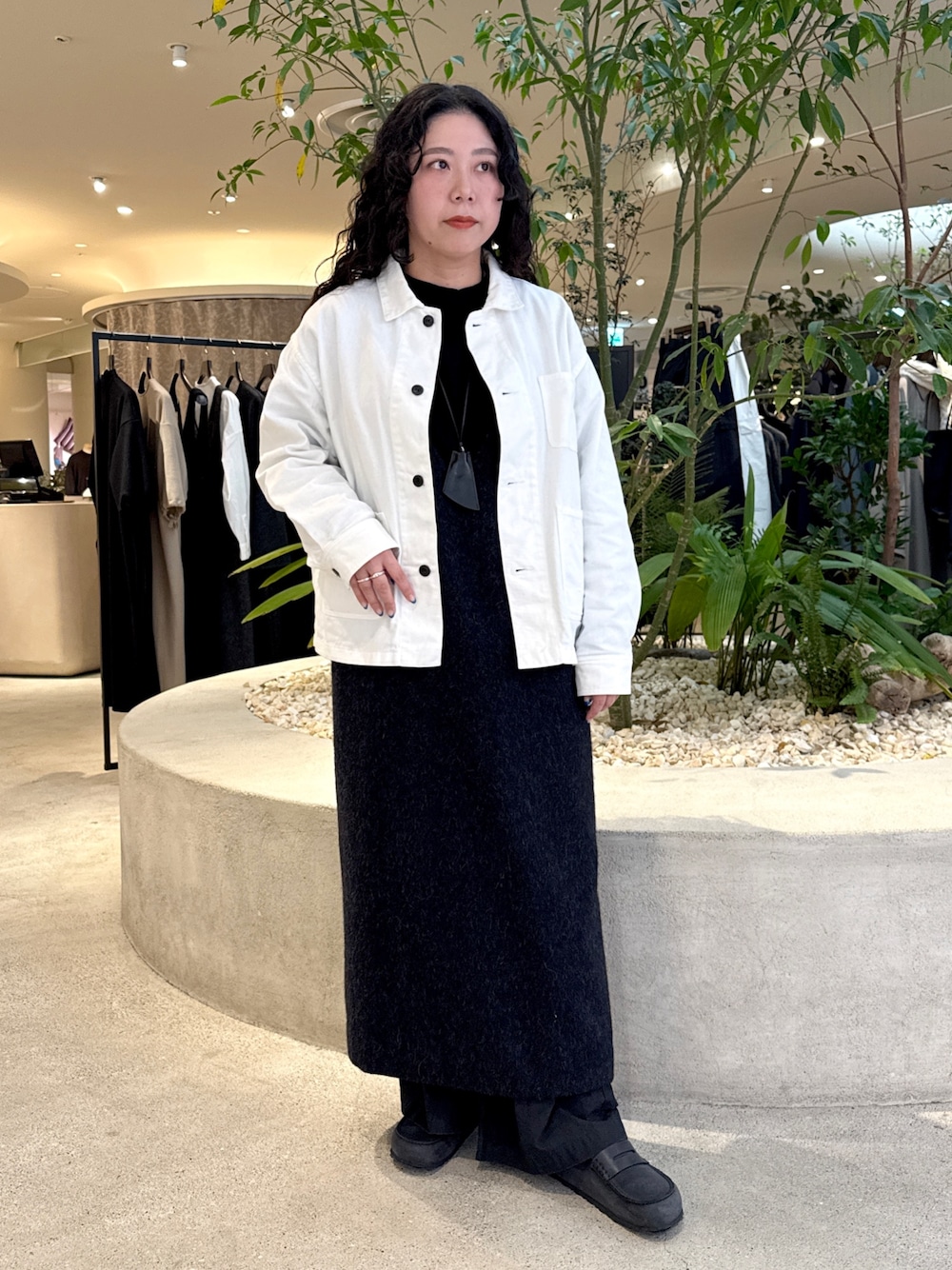 ホワイト系のカバーオール、ブラック系のTシャツ/カットソー、グレー系のワンピースを着用したレディースの冬コーディネートの1枚目の写真