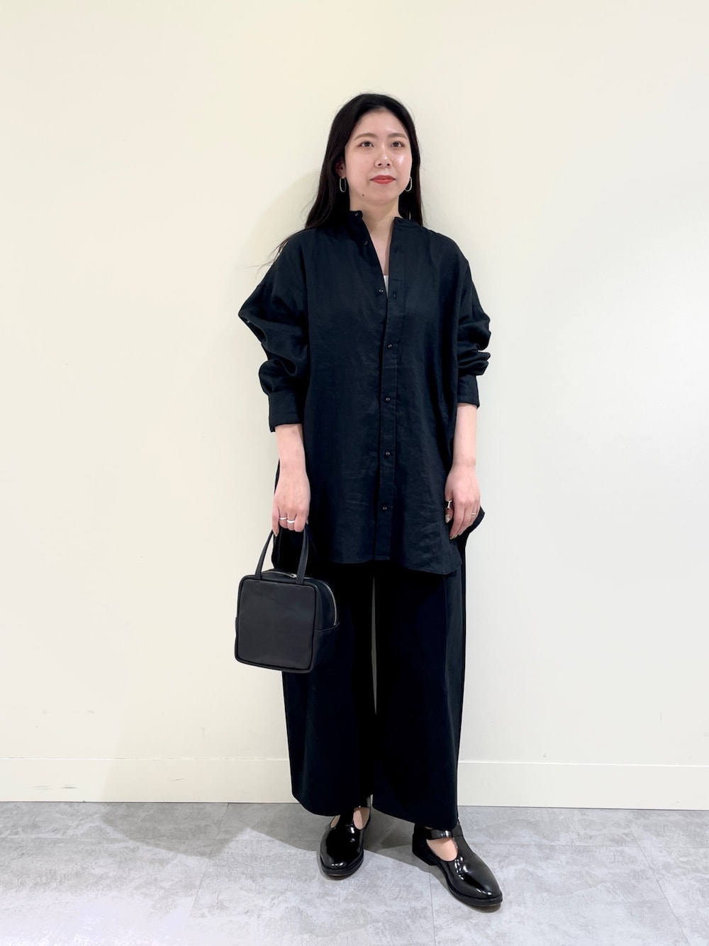 ブラック系のTシャツ/カットソー、ブラック系のトートバッグ、ブラック系のローファーを着用したレディースの夏コーディネートの1枚目の写真