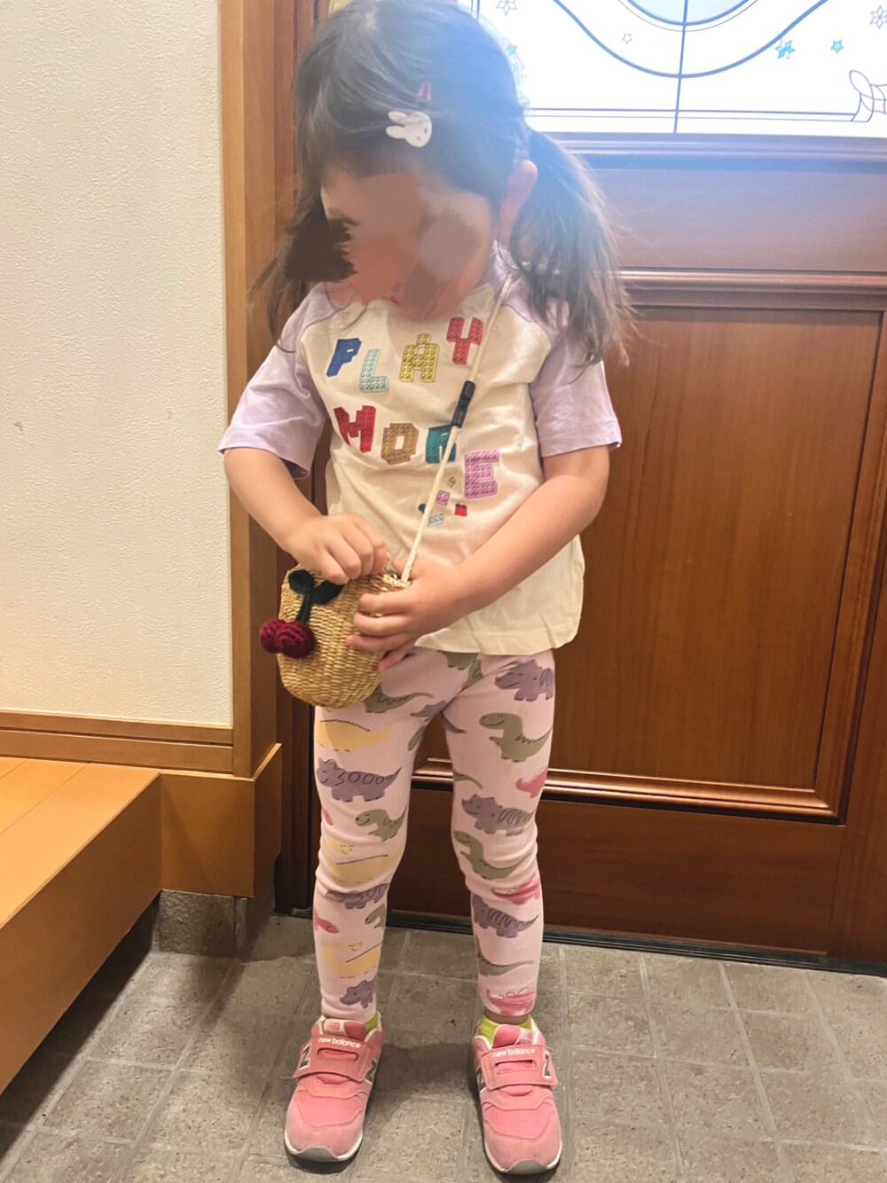 「ZARA KIDS、エイチアンドエム、ニューバランス、恐竜、おんなのこ、休日スタイル、おでかけコーデ、3歳」｜「H&Mのアイテム（Tシャツ/カットソー、パープル系）」を使った、pomさん（キッズ・90cm）の春コーディネートの1枚目の写真