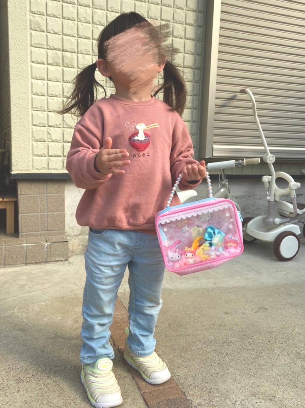 「キッズコーデ、おんなのこコーデ、3歳、保育園コーデ」｜「Toysrusのアイテム（トートバッグ、ピンク系）」を使った、pomさん（キッズ・100cm）の春コーディネートの1枚目の写真