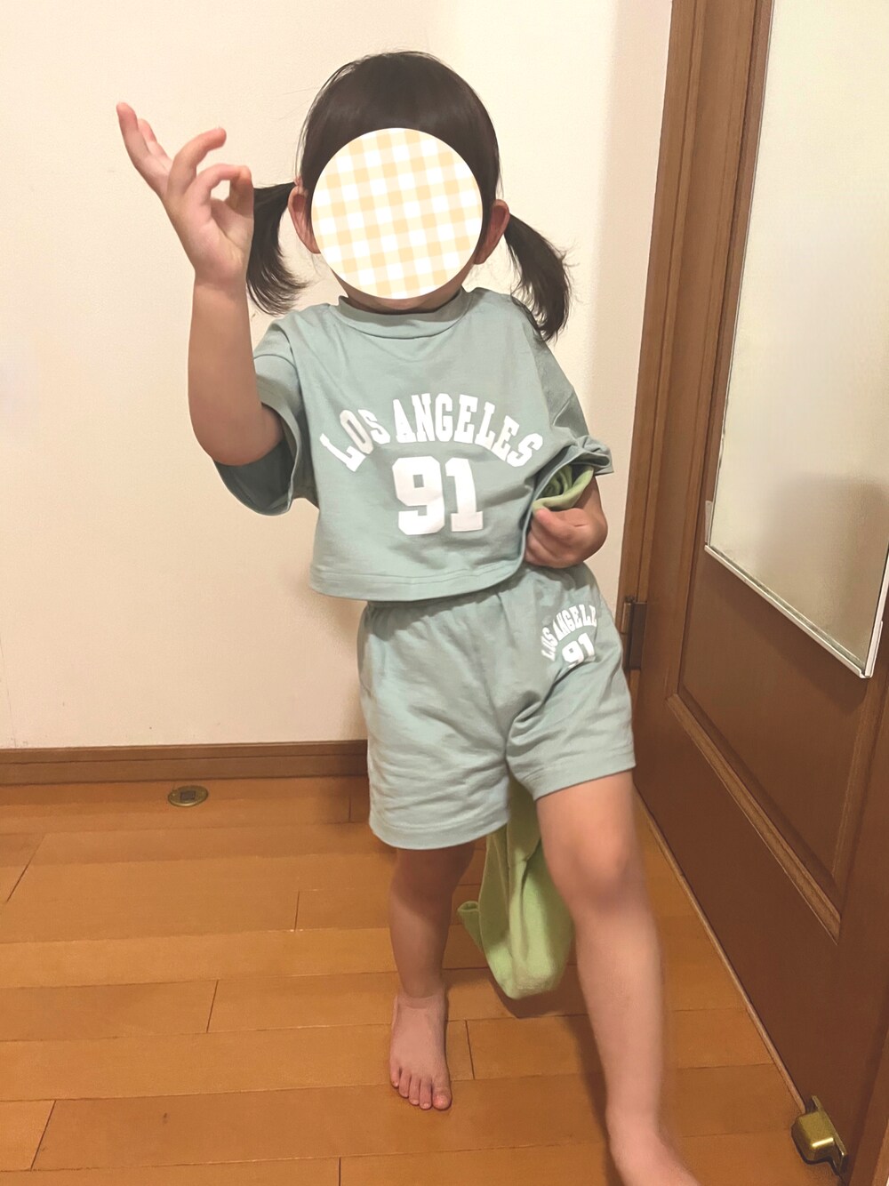 「保育園、2歳、おんなのこ、キッズファッション、なつこーで、セットアップ、真夏のアクティブスタイル」｜「SHEINのアイテム（Tシャツ/カットソー、グリーン系）」を使った、pomさん（キッズ・90cm）の夏コーディネートの1枚目の写真