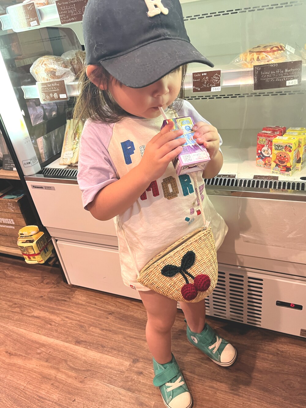 「カフェ、子供服、休日コーデ、夏、2歳、おんなのこ、保育園、保育園コーデ、真夏のアクティブスタイル」｜「SHEINのアイテム（キャップ、ブラック系）」を使った、pomさん（キッズ・90cm）の夏コーディネートの1枚目の写真