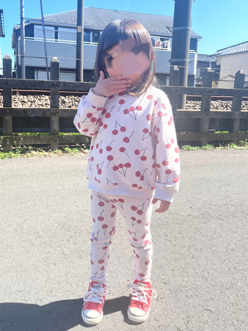 「休日コーデ、春コーデ、春服デビュー宣言、セットアップ、3歳、おんなのこ、さくらんぼ、converse、ZARA」｜「ZARA KIDSのアイテム（スウェット、ベージュ系）」を使った、pomさん（キッズ・90cm）の春コーディネートの1枚目の写真