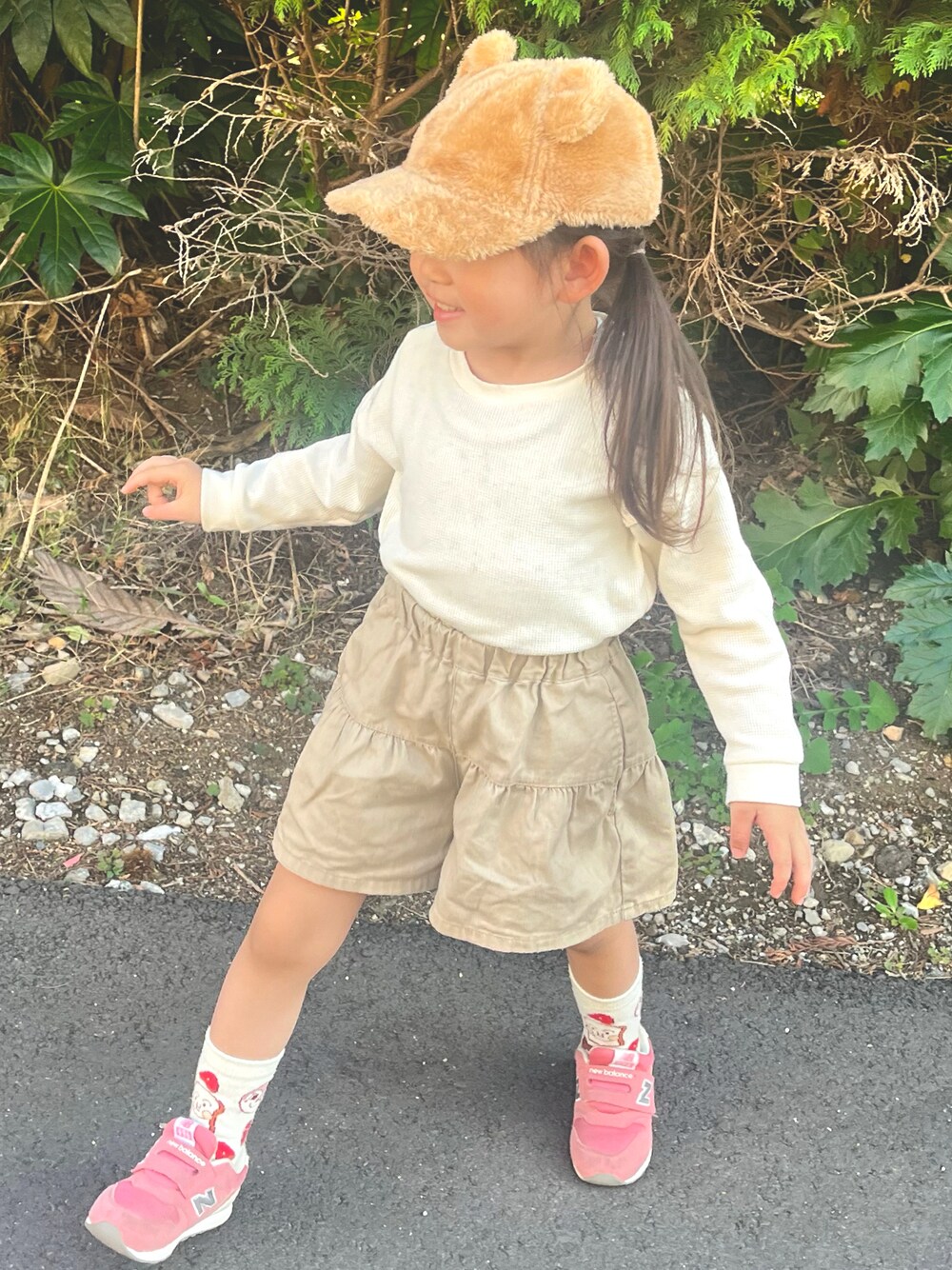 「キッズファッション、キッズコーデ、3歳、保育園コーデ、おんなのこ」｜「GAPのアイテム（キャップ、ベージュ系）」を使った、pomさん（キッズ・90cm）の秋コーディネートの1枚目の写真