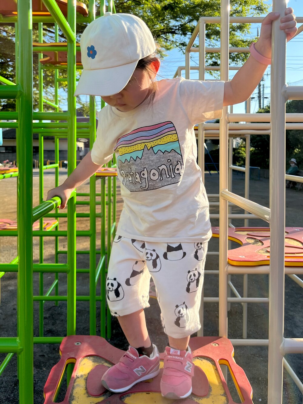 「夏コーデ、公園、3歳、カジュアルコーデ、女の子コーデ、保育園コーデ、パタゴニアキッズ」｜「patagoniaのPatagonia(パタゴニア)　ベビー・フィッツロイ・スカイズ・オーガニック・Tシャツ　#60419　Resin Yellow (REYE)（Tシャツ/カットソー、その他）」を使った、pomさん（キッズ・90cm）の夏コーディネートの1枚目の写真