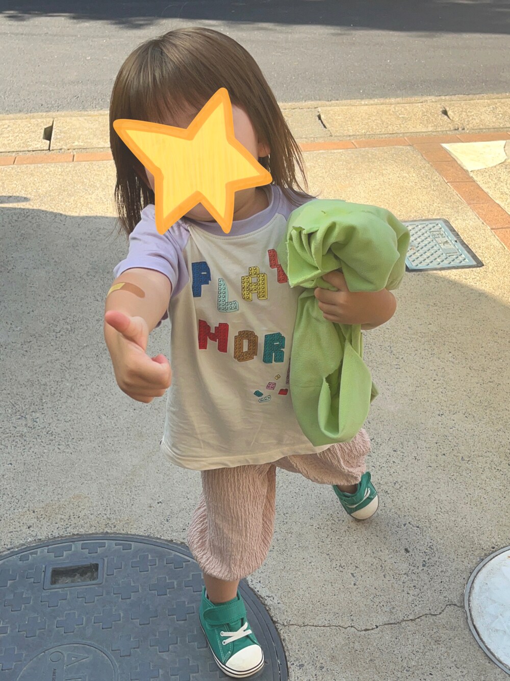 「保育園、保育園コーデ、保育園スタイル、コンバース、プチプラ、H&Mキッズ、おんなのこ、2歳」｜「H&Mのアイテム（Tシャツ/カットソー、その他）」を使った、pomさん（キッズ・90cm）の夏コーディネートの1枚目の写真
