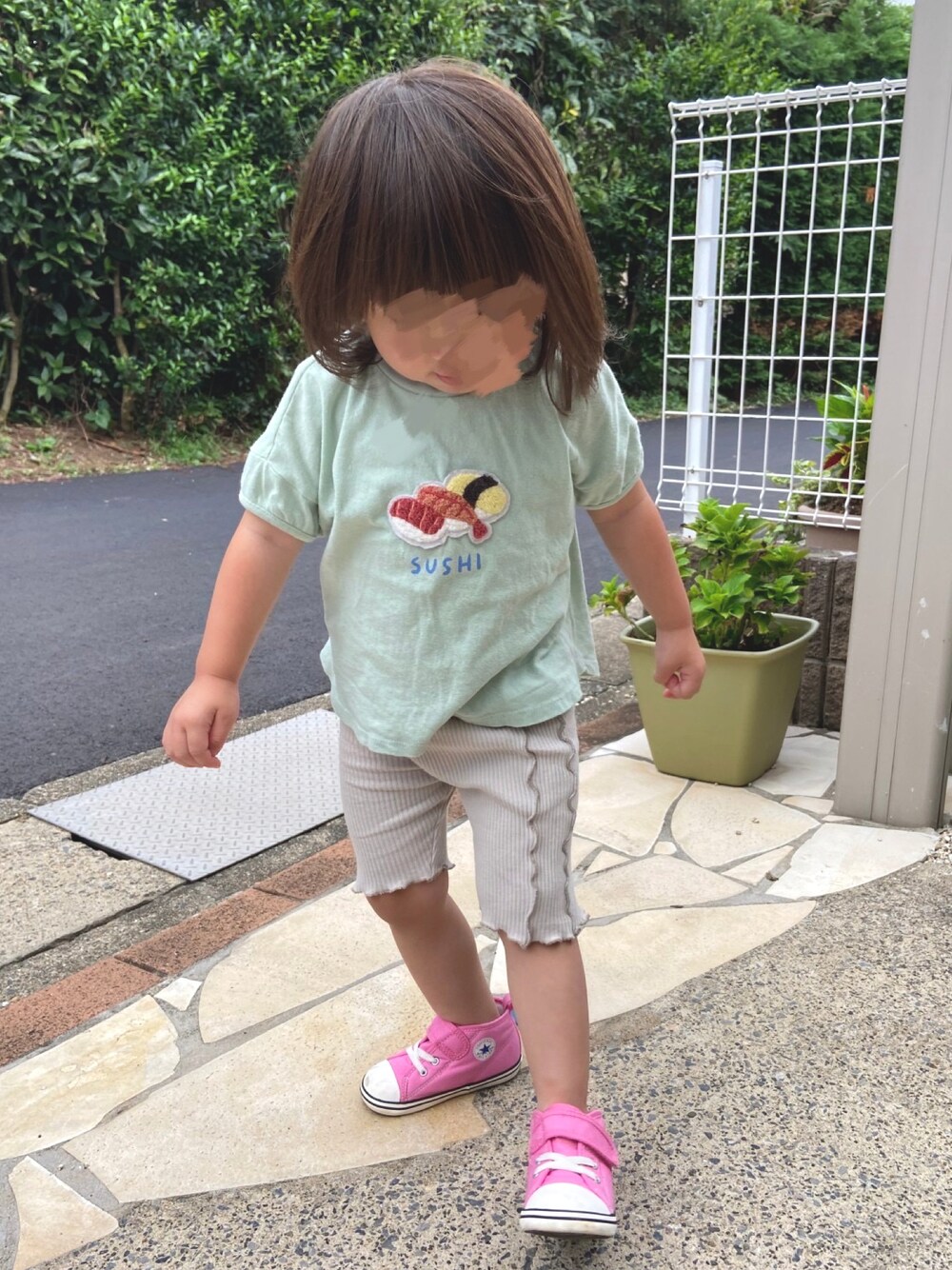 「converse、スニーカー」｜「apres les coursの3柄食べ物ワッペンTシャツ（Tシャツ/カットソー、グリーン系）」を使った、pomさん（キッズ・90cm）の春コーディネートの1枚目の写真