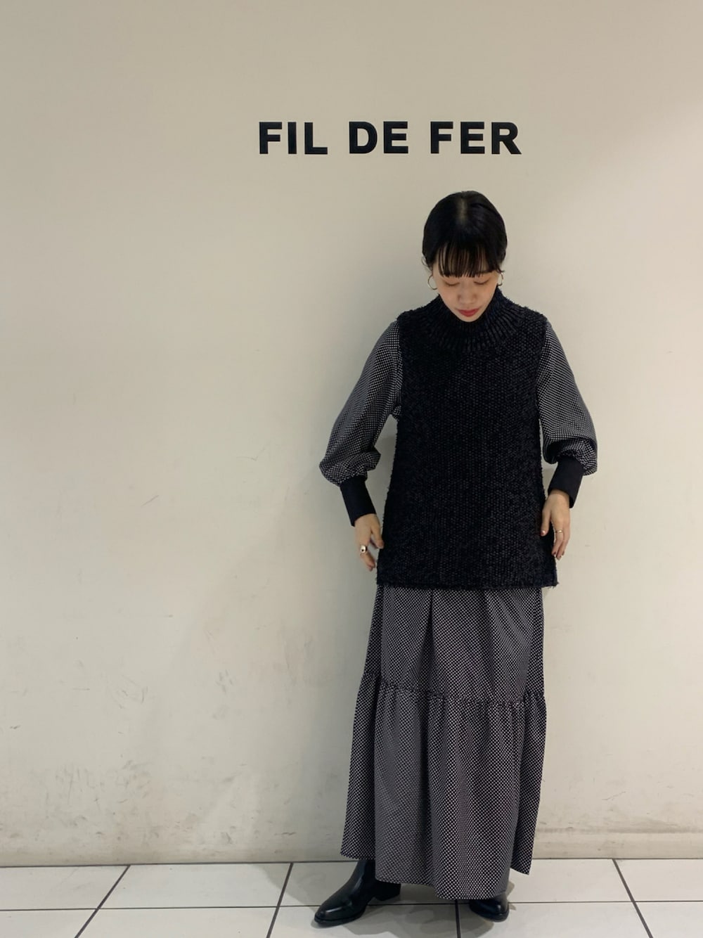 「ワンピース、秋のコーデ、ベスト、モノトーン、レイヤードスタイル、ドット柄、ootd、秋服、ショートヘア、秋服準備はじめました」｜「NOMBRE IMPAIRのエステルドット　ロングワンピース（ワンピース、ブラック系）」を使った、sawa.さん（レディース・160cm）の秋コーディネートの1枚目の写真