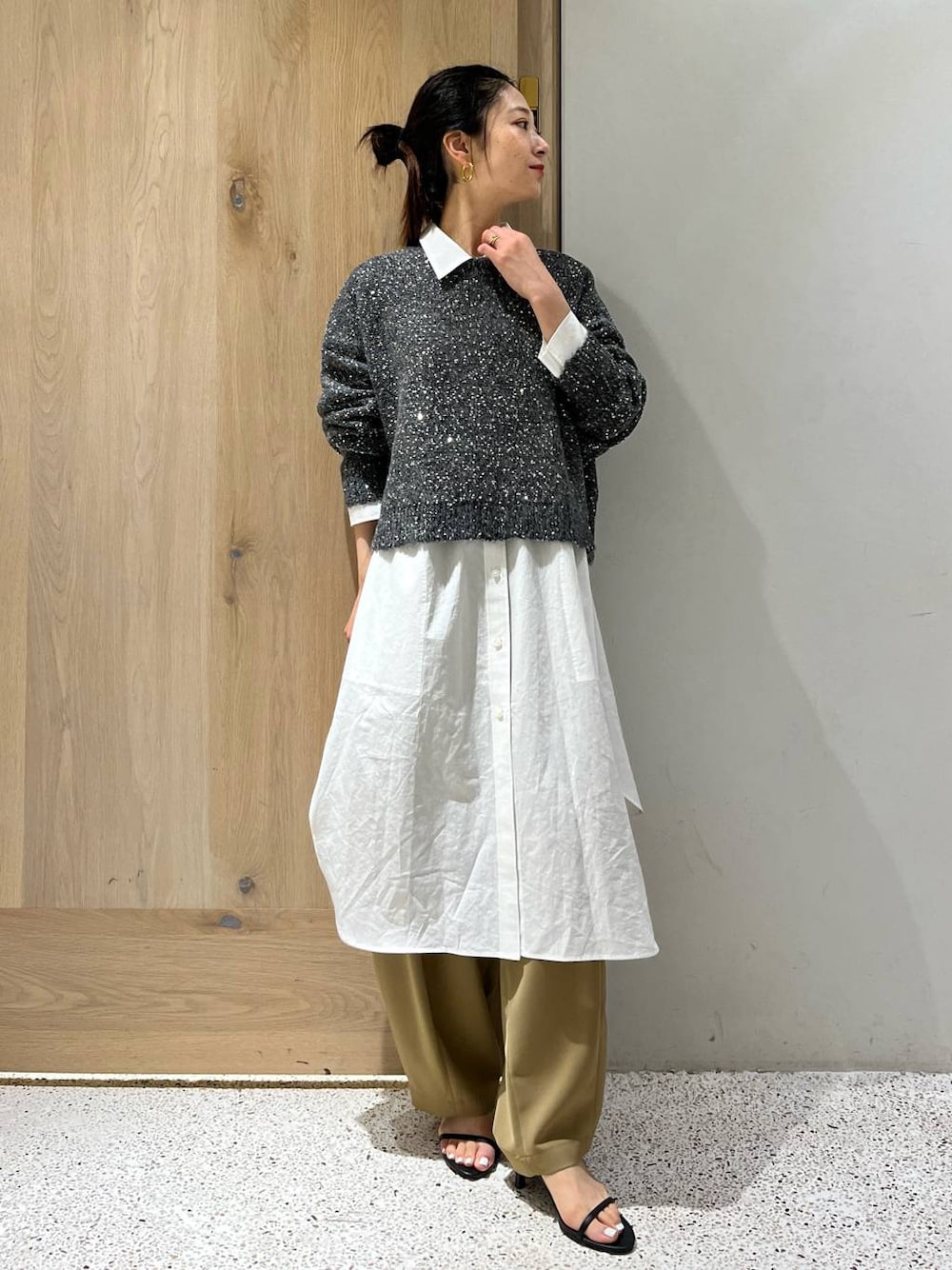 イエロー系のその他パンツ、グレー系のニット/セーター、ホワイト系のシャツ/ブラウスを着用したレディースの夏コーディネートの1枚目の写真