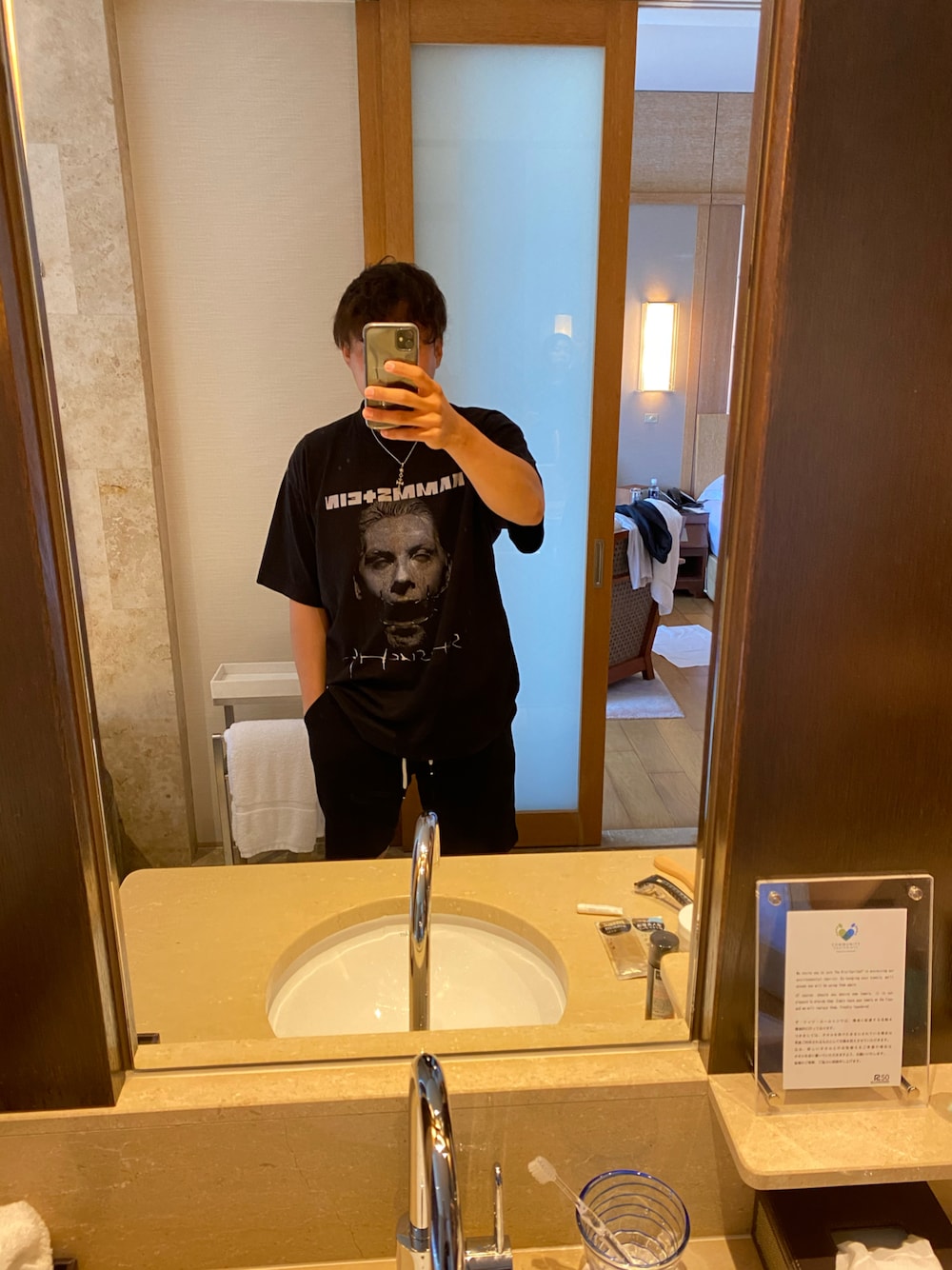「クロムハーツ、vetements、バカンス、リゾートスタイル、リゾート、沖縄」｜「H&MのH&M - ツイルショートパンツ - ブラック（その他パンツ、ブラック系）」を使った、Yoshiさん（メンズ・172cm）の秋コーディネートの1枚目の写真