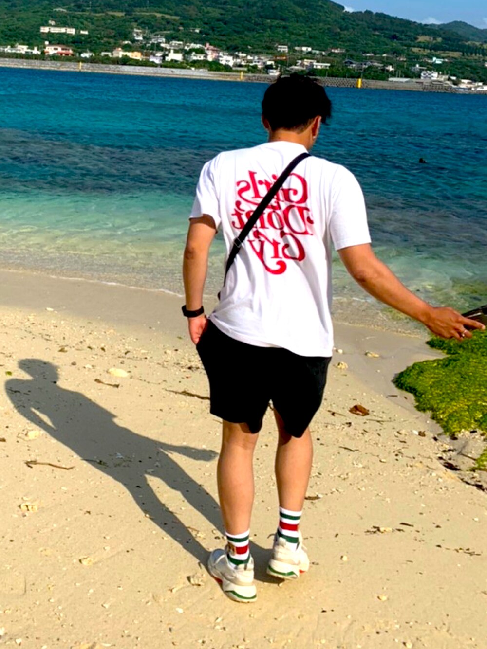 「リゾート、リゾートスタイル、GDC、おしゃれさんと繋がりたい、沖縄」｜「Girls Don't Cryのアイテム（Tシャツ/カットソー、ホワイト系）」を使った、Yoshiさん（メンズ・172cm）の秋コーディネートの1枚目の写真