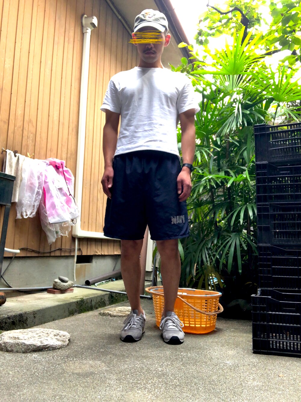 「シンプルコーデ」｜「古着のアイテム（Tシャツ/カットソー、ホワイト系）」を使った、ユウさん（メンズ・166cm）の夏コーディネートの1枚目の写真