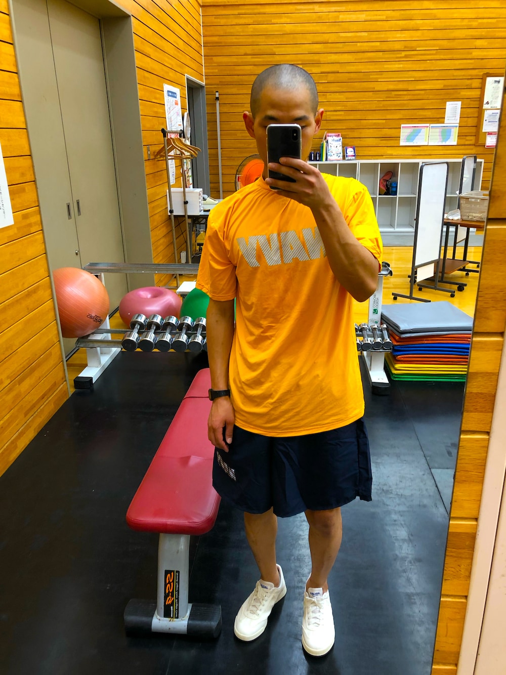「U.S.NAVY、セットアップ、ニューバランス、Moonstar、ジム着」｜「MILITARYのアイテム（Tシャツ/カットソー、イエロー系）」を使った、ユウさん（メンズ・166cm）の冬コーディネートの1枚目の写真