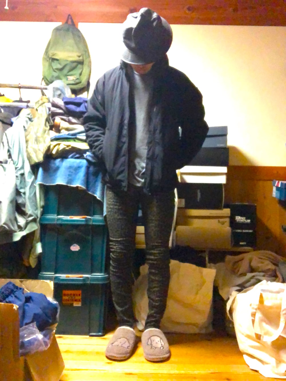 「豹柄、スキニー」｜「NEWYORKのアイテム（ハット、ブラック系）」を使った、ユウさん（メンズ・166cm）の冬コーディネートの1枚目の写真