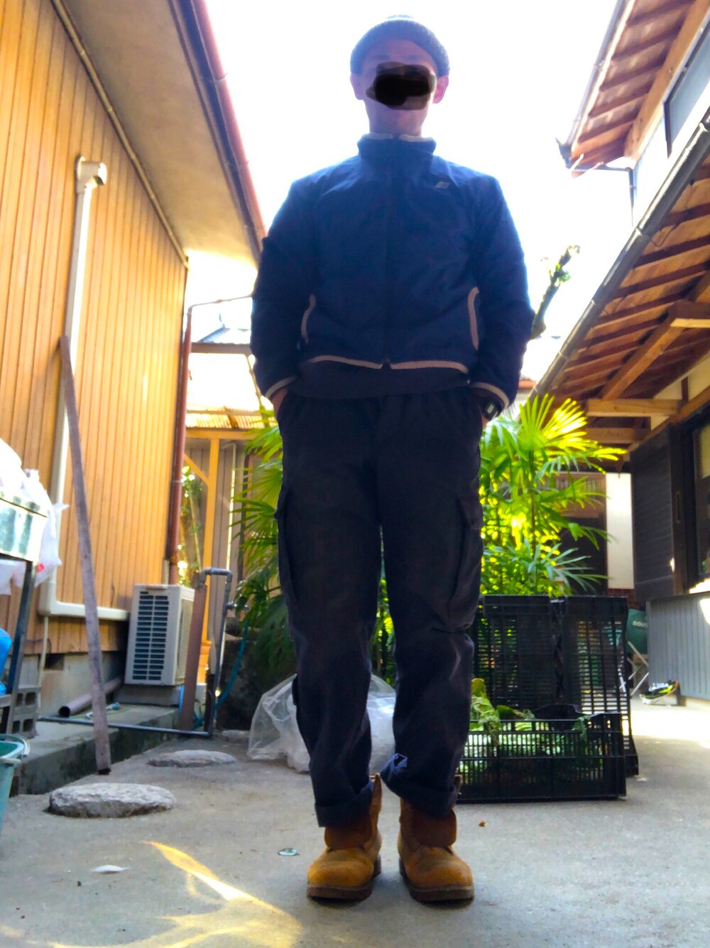 「ミリタリー、カ一ゴパンツ、オランダ軍」｜「NEW BALANCEのアイテム（ナイロンジャケット、ブルー系）」を使った、ユウさん（メンズ・166cm）の冬コーディネートの1枚目の写真
