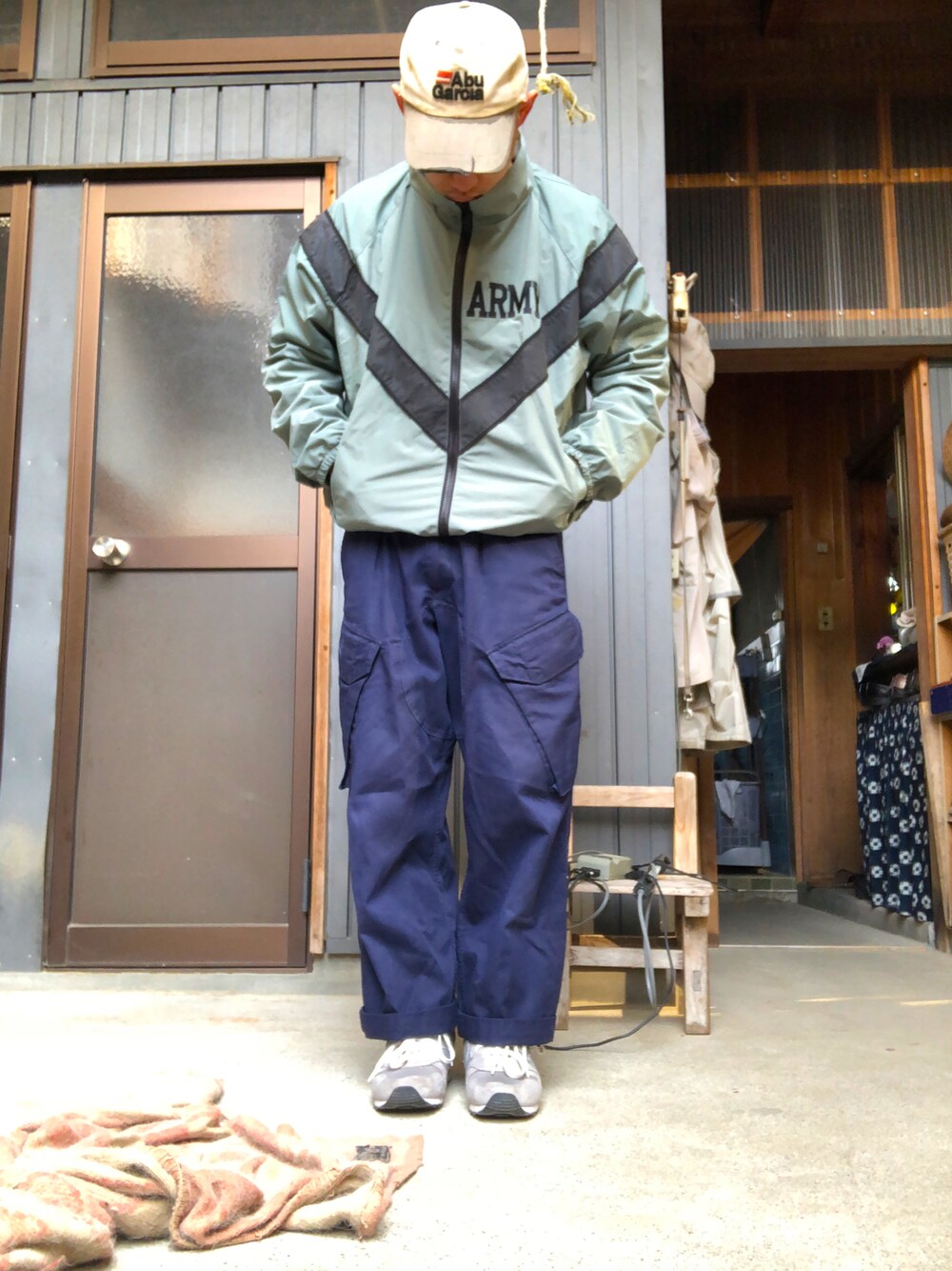 「MILITARYのアイテム（カーゴパンツ、ブルー系）」を使った、ユウさん（メンズ・166cm）の春コーディネートの1枚目の写真