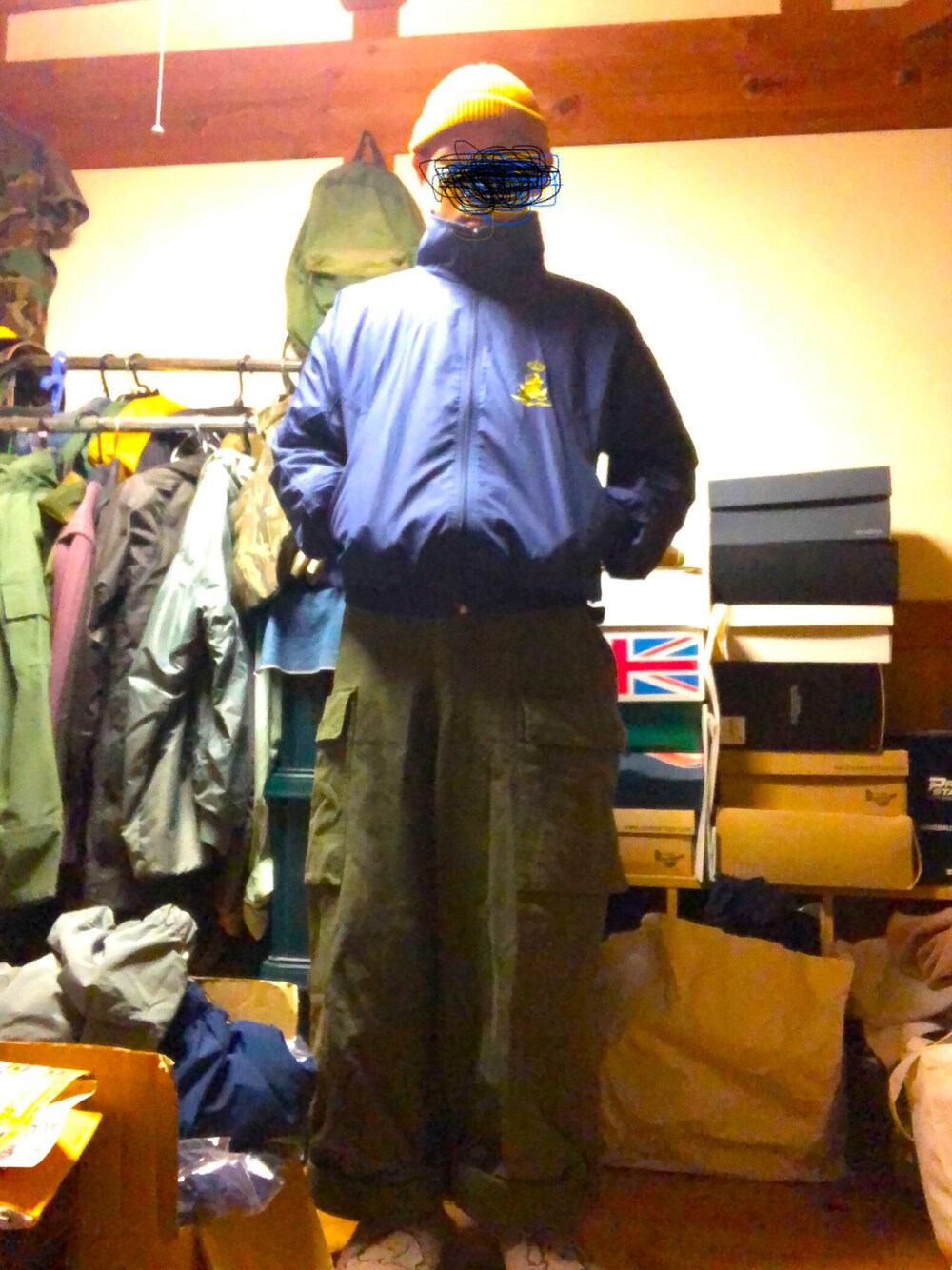 「WAIPER、中村さん、コ一デ、オランダ軍、トレーニングジャケット、ダブルフェイス」｜「ROTOTOのアイテム（ニットキャップ/ビーニー、イエロー系）」を使った、ユウさん（メンズ・166cm）の冬コーディネートの1枚目の写真