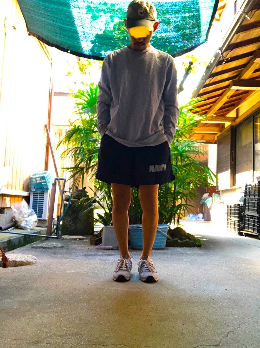 「NEW BALANCEのアイテム（スニーカー、グレー系）」を使った、ユウさん（メンズ・166cm）の秋コーディネートの1枚目の写真