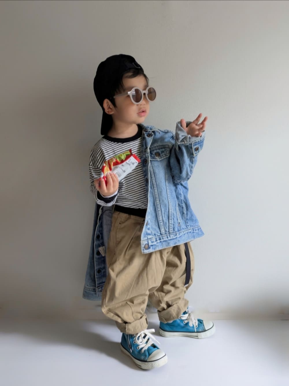 「春めき満開コーデ、古着MIX、2歳、キッズファッション、春コーデ、コンバース、ボーダー、ガチャベルト、バルーンパンツ、ゆるコーデ、デニムジャケット、男の子コーデ、カジュアル、NIKE、キャップ」｜「NIKEのNIKE ナイキ K FTR WSH CAP キャップ FB5063 010BLACK/WHITE（キャップ、ブラック系）」を使った、EITOさん（キッズ・90cm）の春コーディネートの1枚目の写真