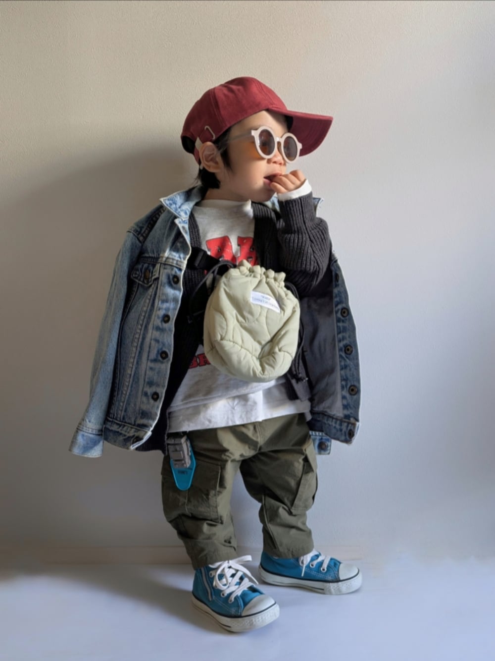 「冬アウター、キッズファッション、2歳、コンバース、レイヤードスタイル、ローリーズファーム(LOWRYS FARM)、カーディガン、カーゴパンツ、スウェット、キャップ、デニムジャケット、重ね着、ショルダーバッグ、ダイソー、プチプラ」｜「Bambinの【 Bambin / ボンバン 】 ロゴ 刺繍 ベースボール キャップ（キャップ、レッド系）」を使った、EITOさん（キッズ・90cm）の冬コーディネートの1枚目の写真