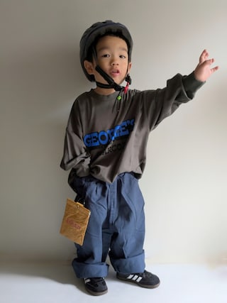 「GEORGE'S（ジョージズ）の【KIDS】ロゴカラーロンT（Tシャツ/カットソー）」を使った、EITOさん（キッズ・90cm）の秋コーディネート
