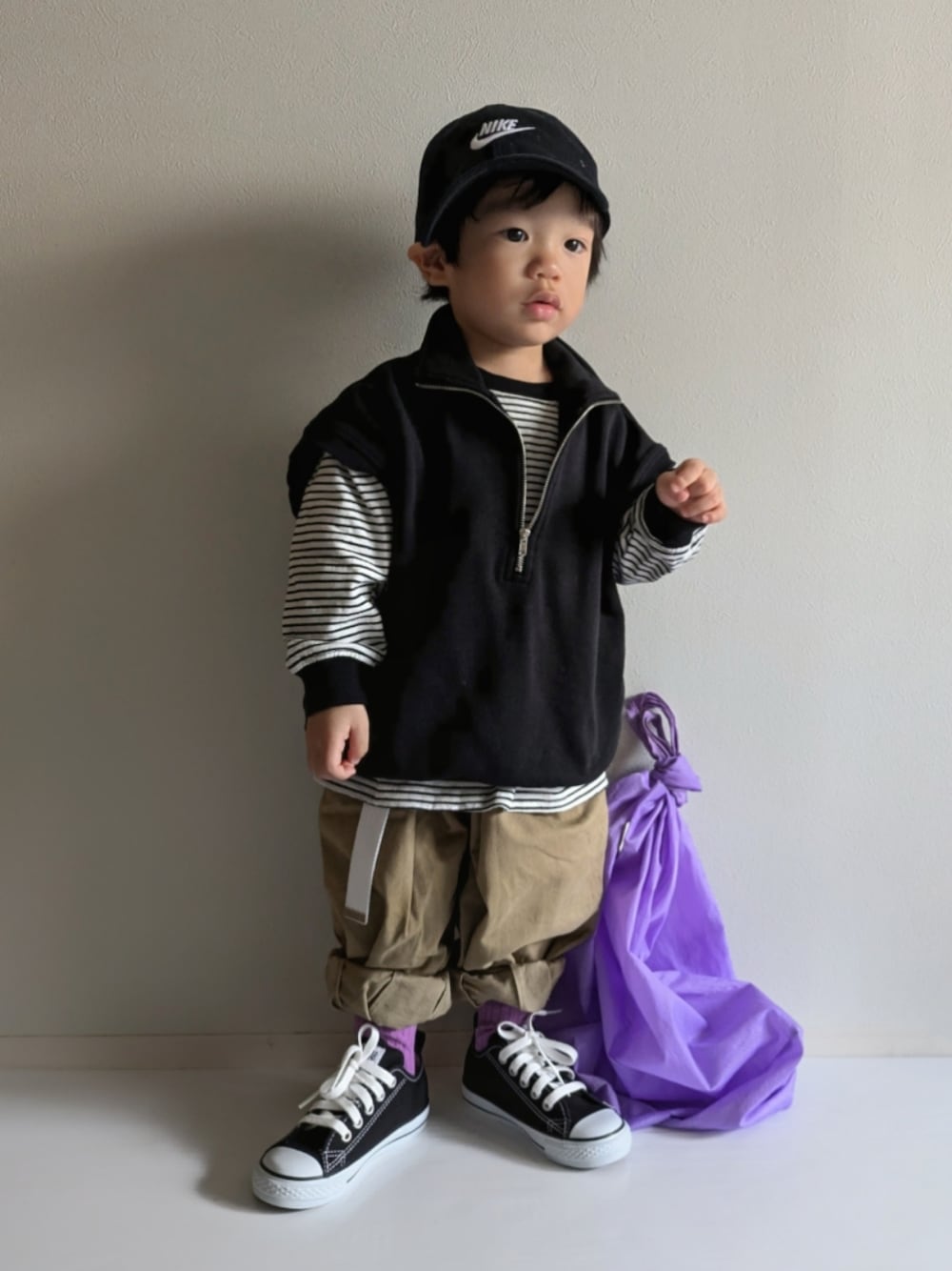 「ブラウン、キッズファッション、1歳、エコバッグ、NIKE、コンバース、キャップ、ハーフジップ、ボーダー、バルーンパンツ、パープル、ストリート、converse、ナイキ、秋コーデ」｜「NIKEのNIKE ナイキ K FTR WSH CAP キャップ FB5063 010BLACK/WHITE（キャップ、ブラック系）」を使った、EITOさん（キッズ・90cm）の秋コーディネートの1枚目の写真