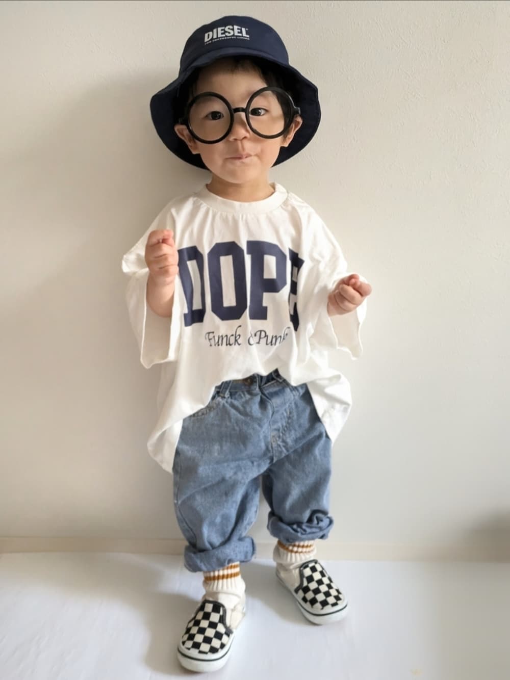 「ロゴT、古着MIX、シンプルコーデ、キッズファッション、バケットハット、ストリート、VANS、デニムパンツ、1歳、男の子コーデ、夏コーデ、ビッグシルエット、カジュアルコーデ、スポーツミックス、キッズコーデ」｜「DIESEL KIDSのDIESEL（ディーゼル）Kids & Junior ブランドロゴハット帽子（ハット、ブルー系）」を使った、EITOさん（キッズ・80cm）の春コーディネートの1枚目の写真