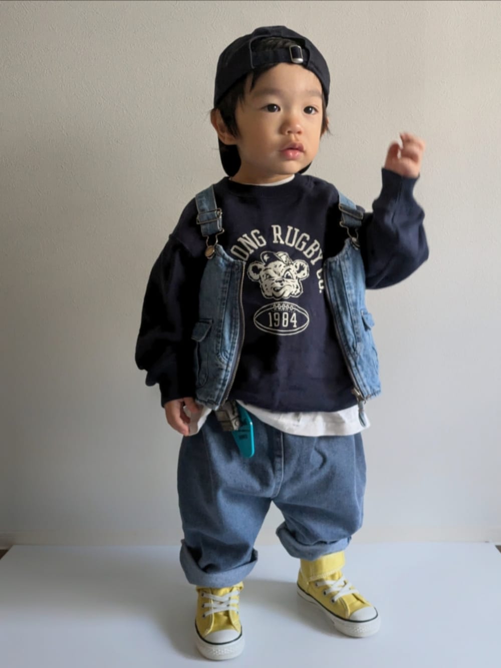 「UNIQLO、ユニクロ、1歳、ユニクロコーデ、スウェット、converse、デニム、キャップ、NEW ERA、レイヤードスタイル、キッズファッション、カジュアルコーデ、秋コーデ、ベスト、男の子」｜「NEW ERAのNEW ERA/ニューエラ キッズ  CHILD 920 NEYYAN キャップ 13562003（キャップ、ブルー系）」を使った、EITOさん（キッズ・90cm）の秋コーディネートの1枚目の写真
