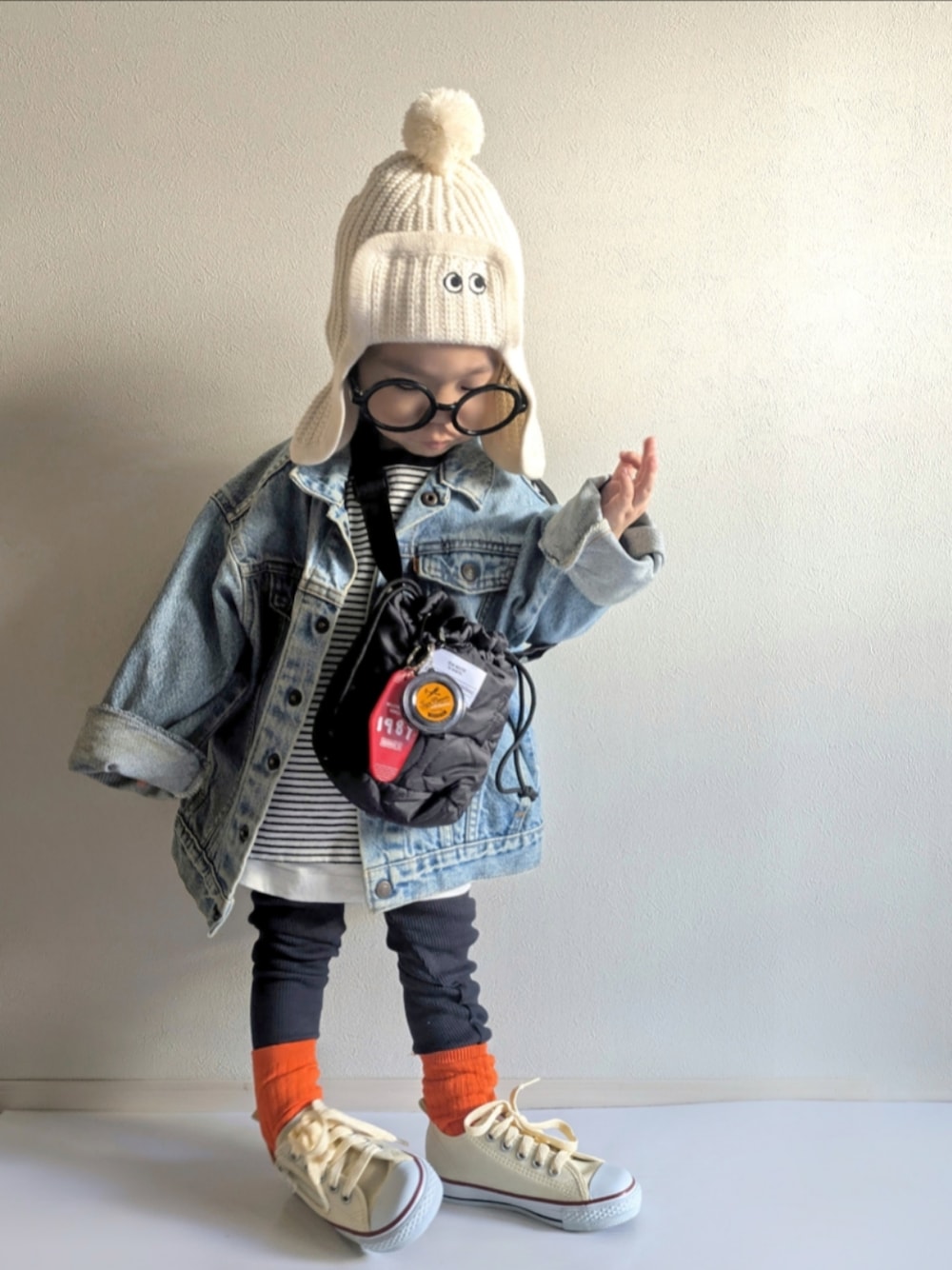 「冬アウター、キッズファッション、1歳、UNIQLO、ユニクロ、ユニクロコーデ、LOWRYS FARM、デニムジャケット、レイヤードスタイル、レギンス、コンバース、ニット帽、ショルダーバッグ、めがね、男の子コーデ」｜「UNIQLOのアイテム（ニットキャップ/ビーニー、ホワイト系）」を使った、EITOさん（キッズ・90cm）の冬コーディネートの1枚目の写真