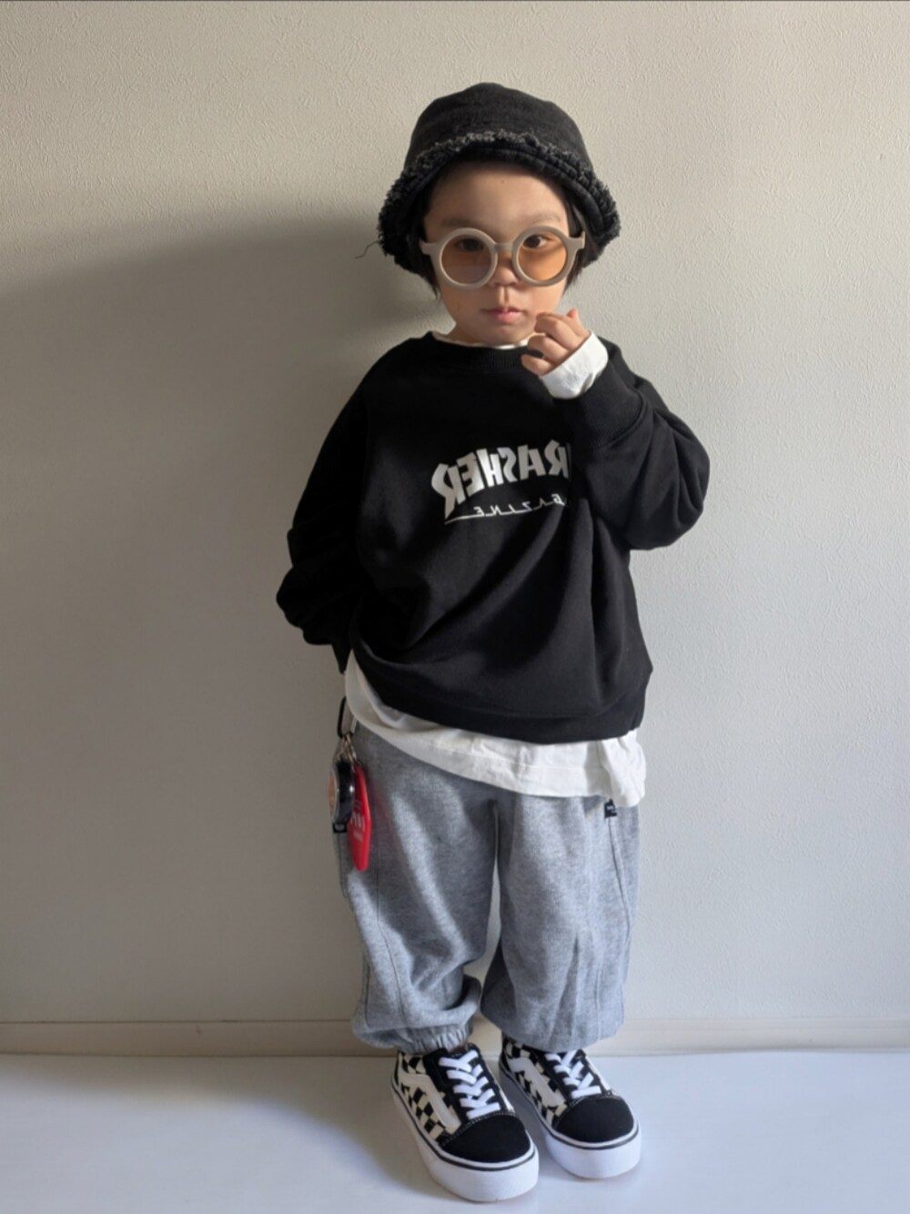 「マイベストコーデ2024、冬コーデ、スケーター、THRASHER、2歳、VANS、バケットハット、レイヤードスタイル、スウェット、サングラス、キッズファッション、男の子コーデ、おでかけコーデ、モノトーン、シンプルコーデ」｜「aimohaの【aimoha-KIDS-】デニムバケットハット（ハット、ブラック系）」を使った、EITOさん（キッズ・90cm）の冬コーディネートの1枚目の写真