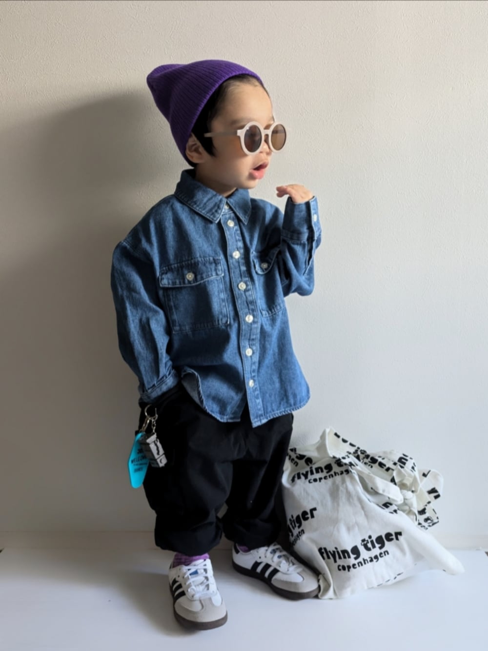 「ニット、キッズファッション、1歳、adidas、アディダス、デニムシャツ、カーゴパンツ、パープル、スニーカー、秋コーデ、シンプルコーデ、おでかけコーデ、男の子、ローリーズファーム(LOWRYS FARM)、ビーニー」｜「LOWRYS FARMのカラーニットワッチ　138584（ニットキャップ/ビーニー、パープル系）」を使った、EITOさん（キッズ・90cm）の秋コーディネートの1枚目の写真