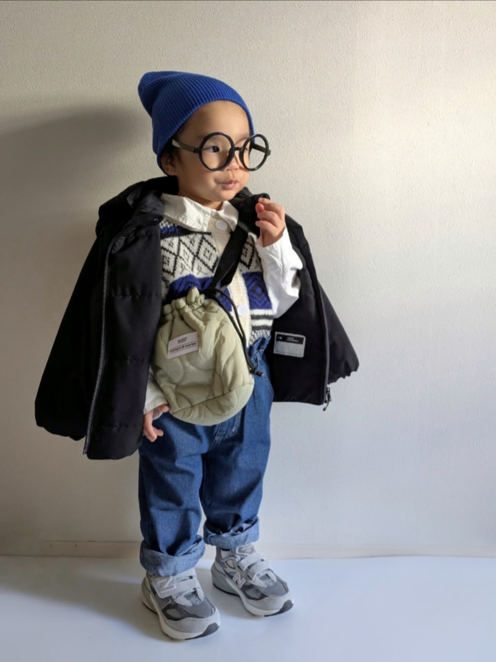 「冬コーデ、マイベストコーデ2024、クリスマスに着たい服、キッズファッション、2歳、レイヤードスタイル、ニューバランス990、New Balance、THE NORTH FACE、ノースフェイス、ニット帽、デニムパンツ、ベスト、男の子コーデ、ダウンジャケット」｜「CIAOPANIC TYPYの【KIDS】カラーリブビーニー（ニットキャップ/ビーニー、ブルー系）」を使った、EITOさん（キッズ・90cm）の冬コーディネートの1枚目の写真