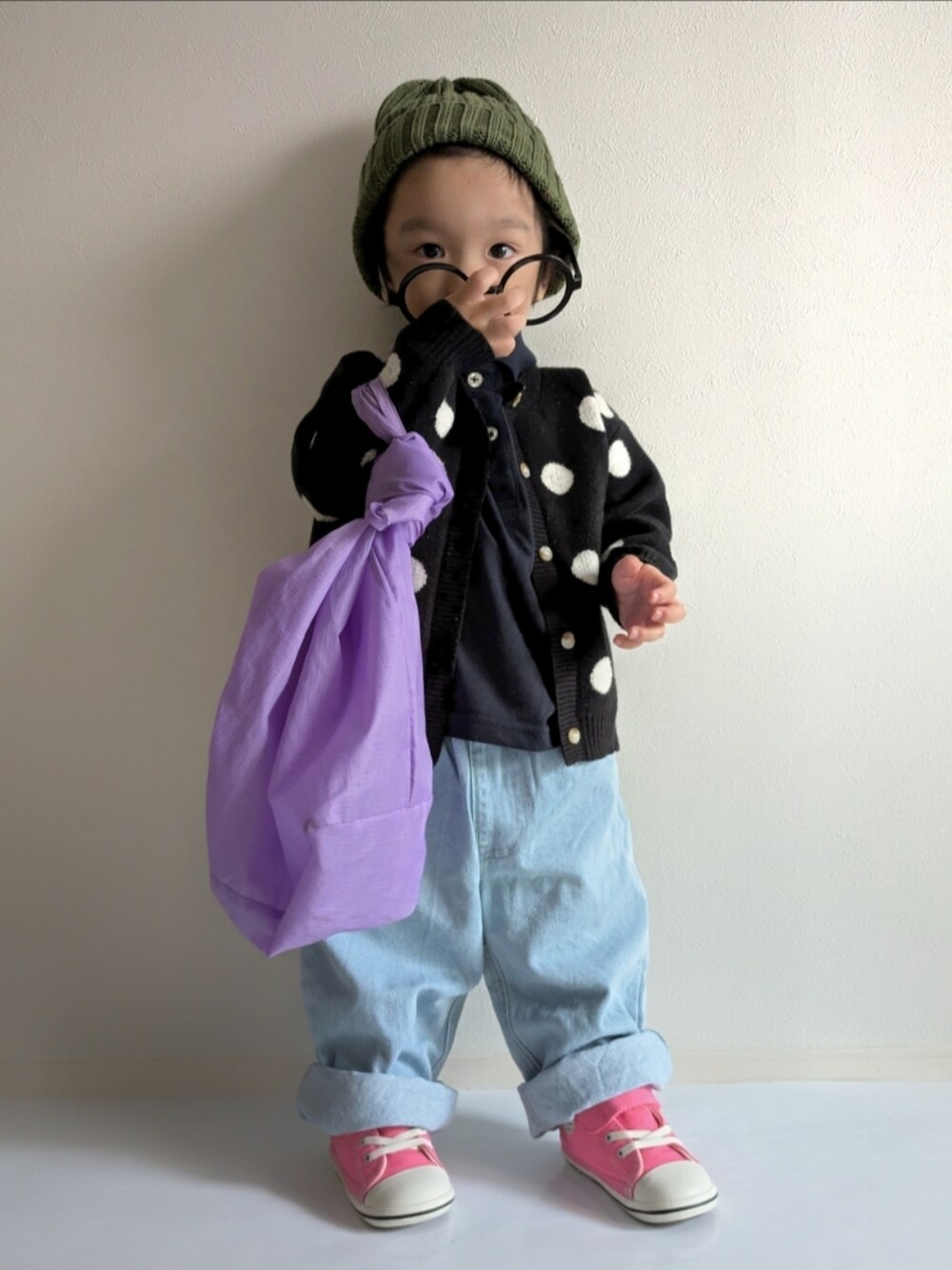 「淡色コーデ、キッズファッション、1歳、男の子コーデ、レイヤードスタイル、デニムパンツ、コンバース、カーディガン、めがね、おでかけコーデ、秋コーデ、パステルカラー、カジュアルコーデ、きれいめカジュアル、ポロシャツ」｜「セカストのアイテム（ニットキャップ/ビーニー、グリーン系）」を使った、EITOさん（キッズ・90cm）の秋コーディネートの1枚目の写真