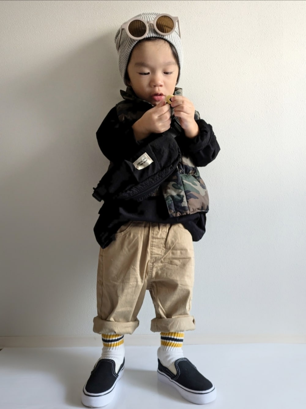 「ベスト、秋っぽコーデ更新中、キッズファッション、シンプルコーデ、ストリート、VANS、ニット帽、ラインソックス、男の子コーデ、1歳、ダウンベスト、秋コーデ、ロンT、キッズコーデ、カモフラ」｜「CIAOPANIC TYPYの【KIDS】カラーリブビーニー（ニットキャップ/ビーニー、グレー系）」を使った、EITOさん（キッズ・90cm）の秋コーディネートの1枚目の写真