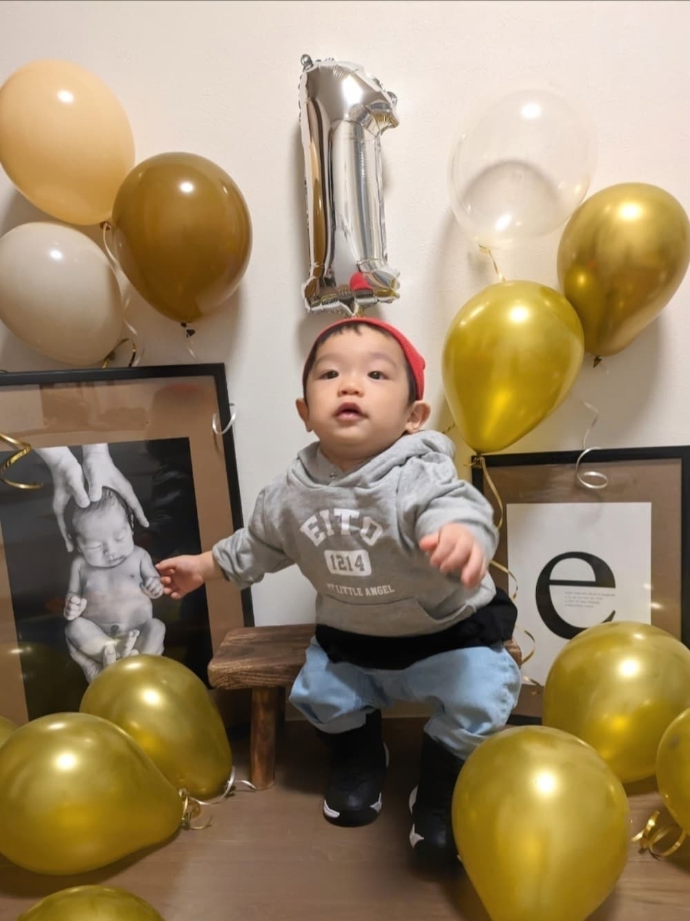 「新星WEARISTAにエントリー、冬コーデ、パーカー、お誕生日おめでとう！、1歳、男の子、ブーツ、NIKE、ニット帽、happy birthday、皆さんありがとうございます🙈💕💕、デニムパンツ、レイヤードスタイル、ベビーコーデ、ストリート」｜「no brandのアイテム（ニットキャップ/ビーニー、レッド系）」を使った、EITOさん（キッズ・80cm）の冬コーディネートの1枚目の写真