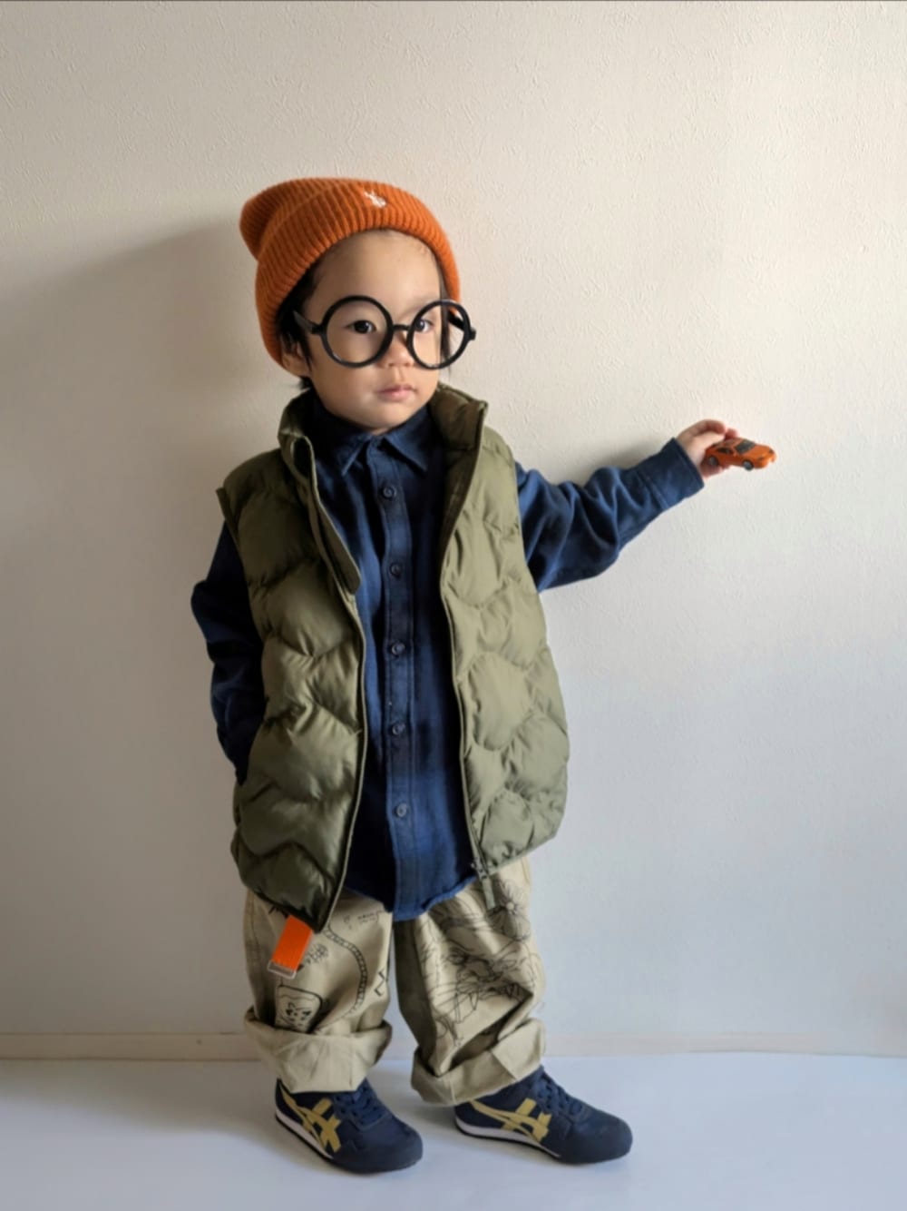 「冬コーデ、マイベストコーデ2024、2歳、クリスマスに着たい服、キッズファッション、男の子コーデ、ユニクロ、オニツカタイガー、ローリーズファーム(LOWRYS FARM)、ガチャベルト、ニット帽、ネルシャツ、UNIQLO、スニーカー、ダウンベスト」｜「U.S. POLO ASSN.の【KIDS】【U.S. POLO ASSN/ユーエスポロアッスン】ワンポイント刺繍ニットキャップ（ニットキャップ/ビーニー、オレンジ系）」を使った、EITOさん（キッズ・90cm）の冬コーディネートの1枚目の写真