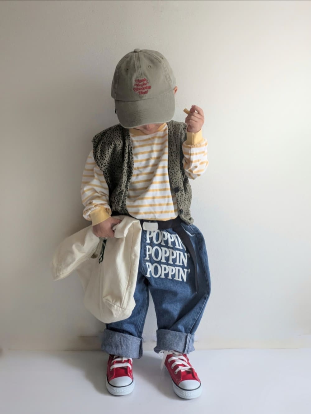 「最近のいい感じコーデ、レイヤードスタイル、2歳、キッズファッション、春コーデ、男の子コーデ、キャップ、コンバース、ボーダー、カジュアルコーデ、ガチャベルト、レオパード、ベスト、デニム、お出かけコーデ」｜「FRUIT OF THE LOOMのFRUIT OF THE LOOM Pigment kids LOW CAP（キャップ、ベージュ系）」を使った、EITOさん（キッズ・90cm）の春コーディネートの1枚目の写真