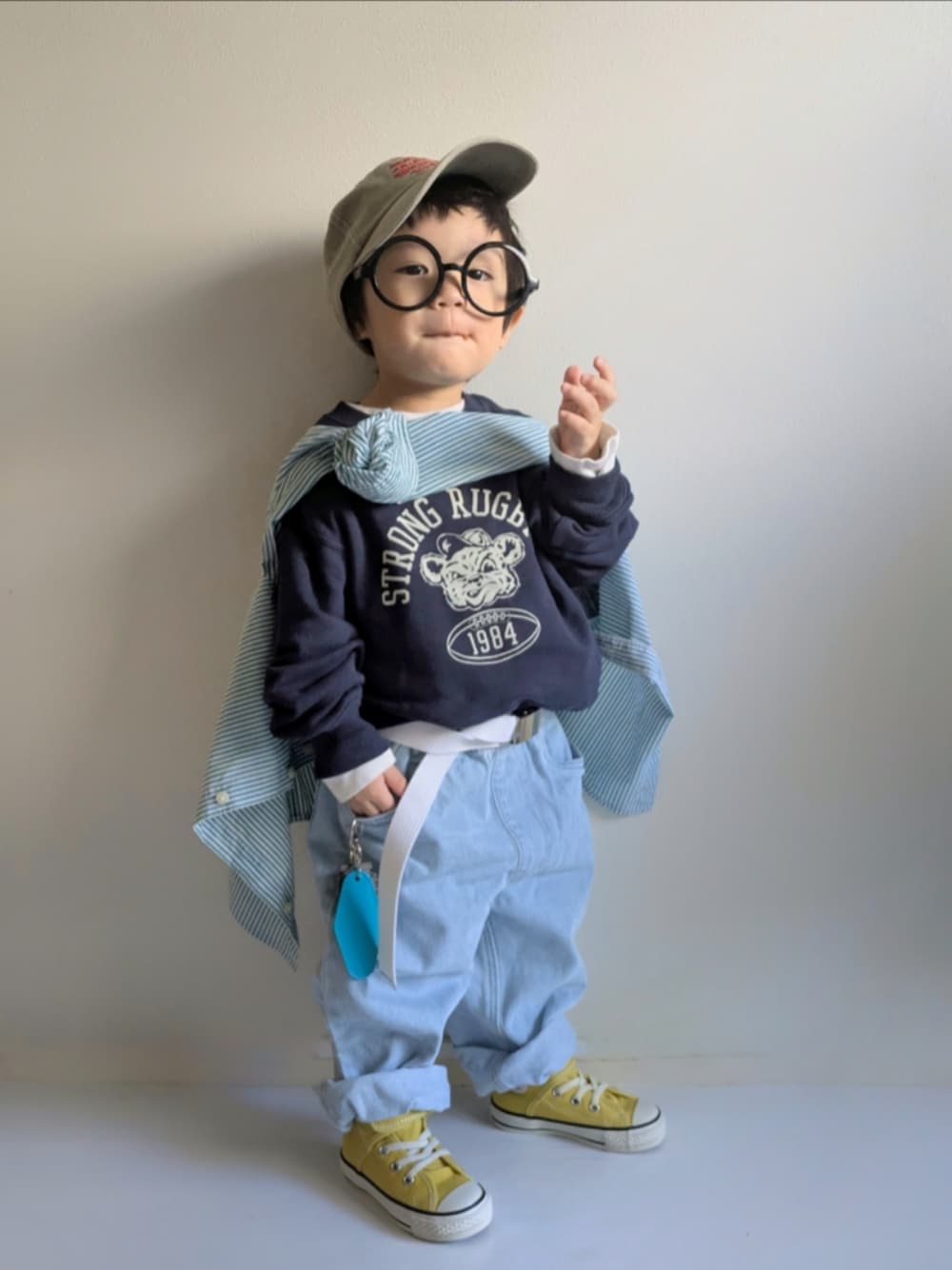 「今日のコーデ、メガネ男子、2歳、UNIQLO、ユニクロ、converse、ストライプ、デニムパンツ、スウェット、レイヤードスタイル、ガチャベルト、ローリーズスタイル_LOWRYS FARM、春コーデ、春服、リンクコーデ」｜「FRUIT OF THE LOOMのFRUIT OF THE LOOM Pigment kids LOW CAP（キャップ、ベージュ系）」を使った、EITOさん（キッズ・90cm）の冬コーディネートの1枚目の写真